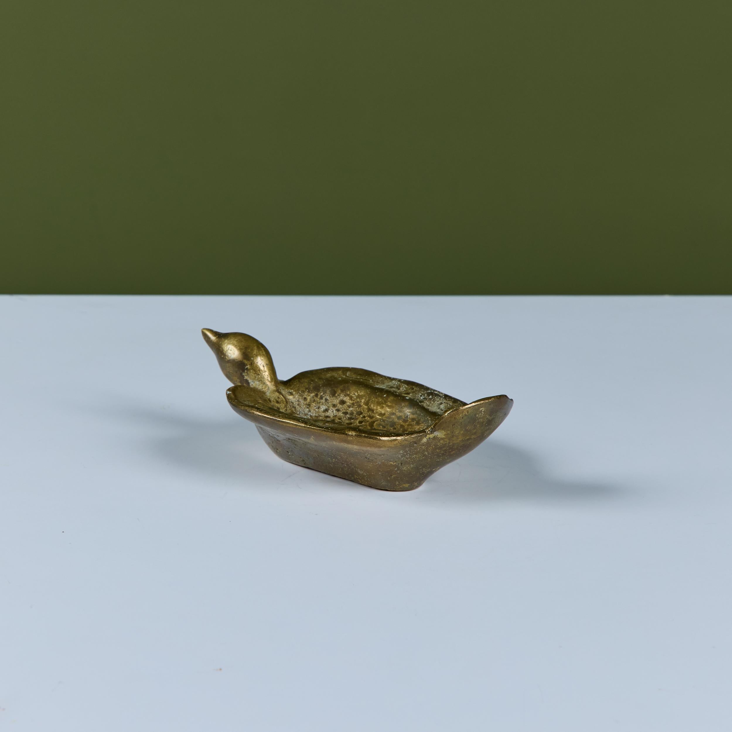 Die Auffangschale aus Messing hat die Form eines Vogels und ist mit zarten Blumen geschmückt. Mit einer Vertiefung in der Mitte eignet sie sich perfekt als Videopoche, Dekoschale oder Aschenbecher.

Abmessungen
4,5