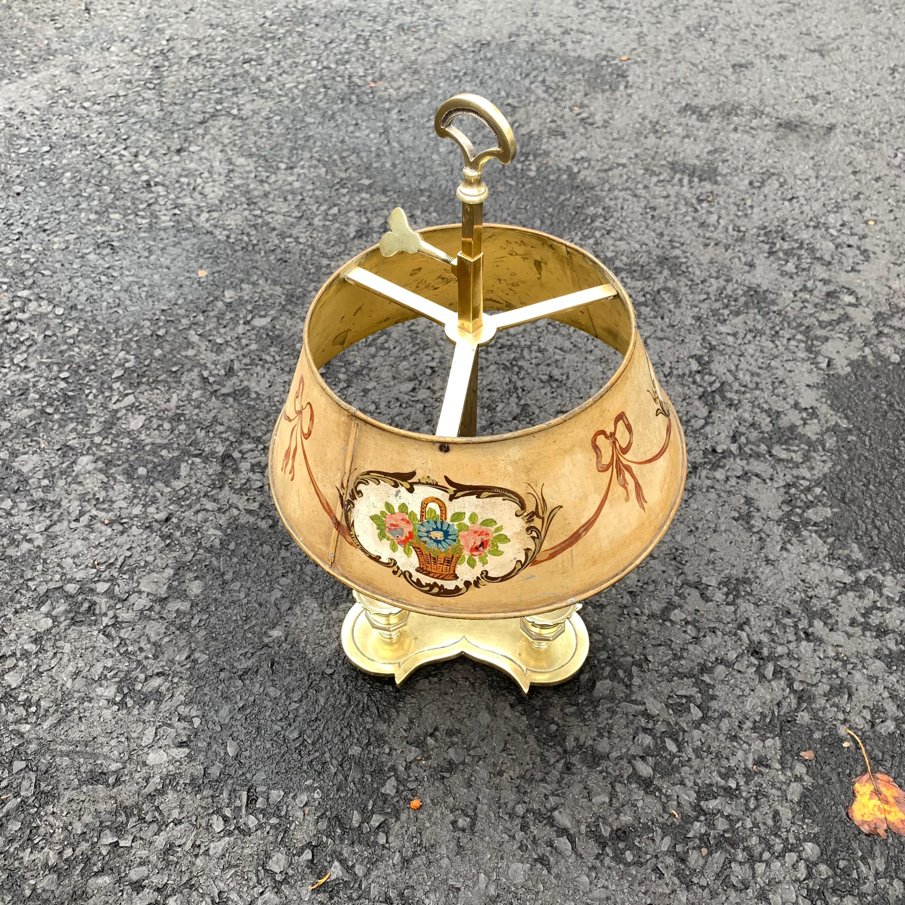 Lámpara Bouillotte de latón macizo con palanca decorada con corazones Luis XVI en venta