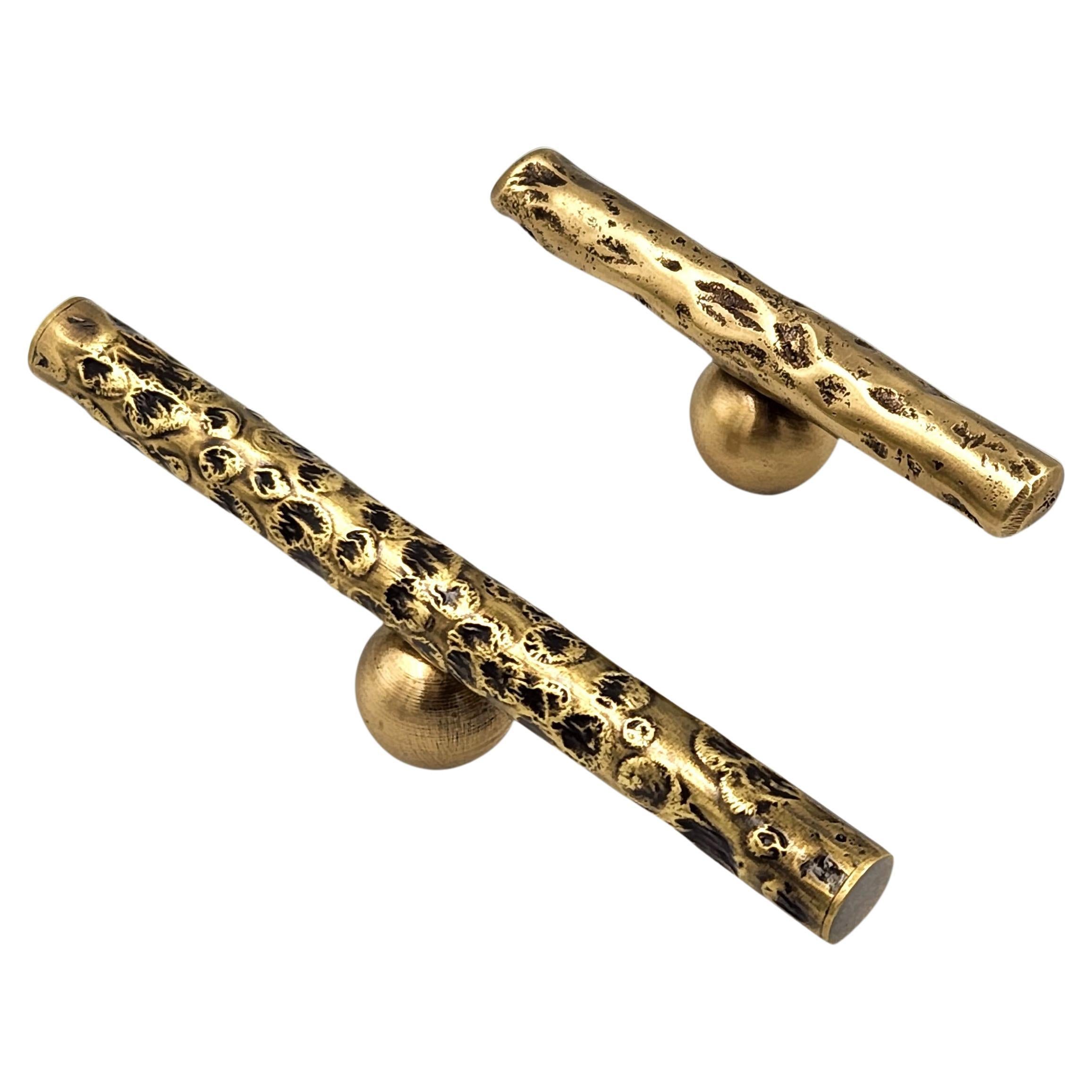 This drawer pull is made of solid brass and belongs to the Earth Prints collection. Its linear form highlights a simple silhouette enhanced by subtle surface reliefs.

Each piece is cast using traditional sand casting methods, then manually refined.