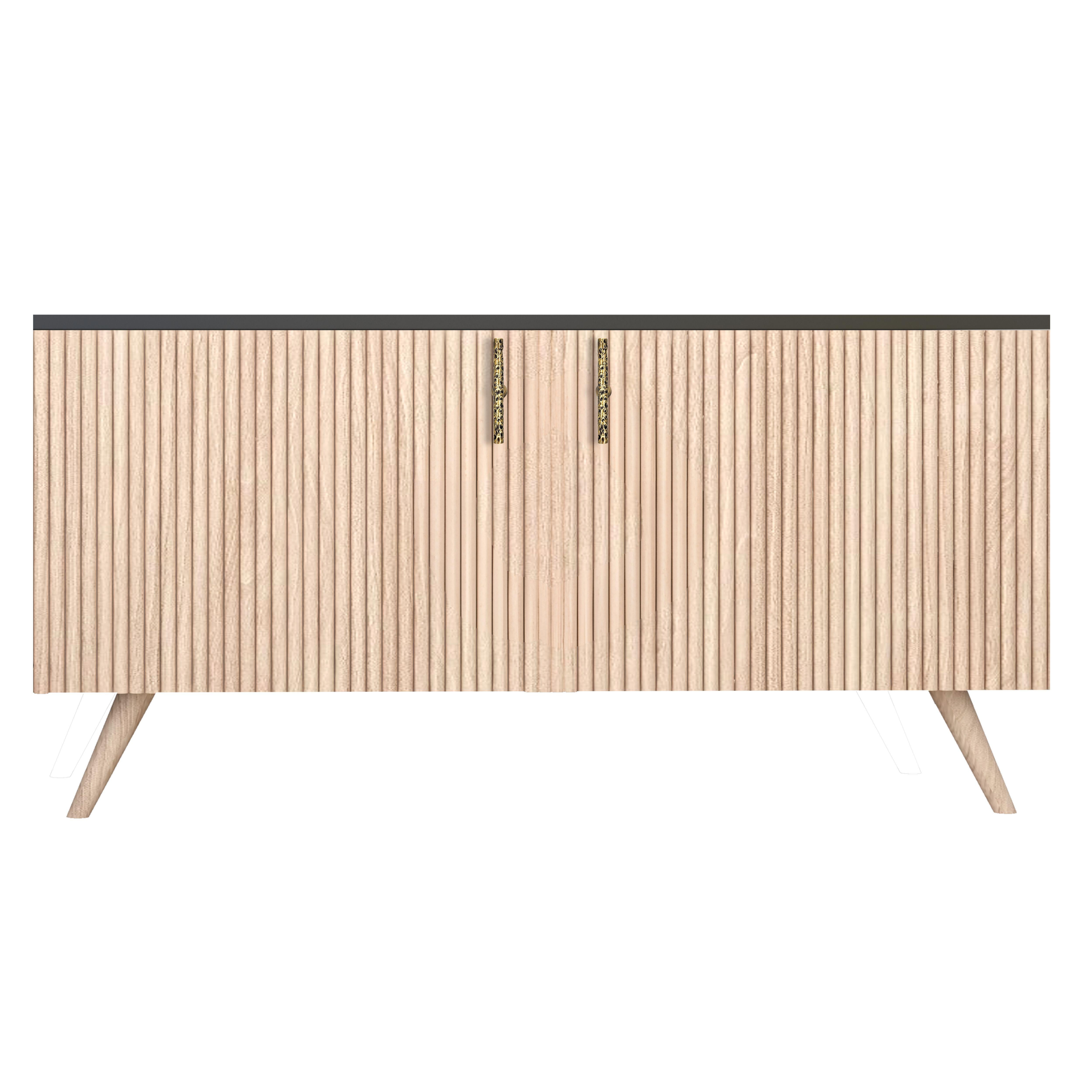 This drawer pull in solid brass is part of the Earth Prints collection. Compact and balanced, its smaller format offers practical proportions.

Cast using traditional methods, it retains slight surface variations. Each piece is hand-patinated,