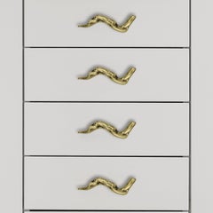 Tirador de armario de latón macizo con perfil orgánico de forma libre
