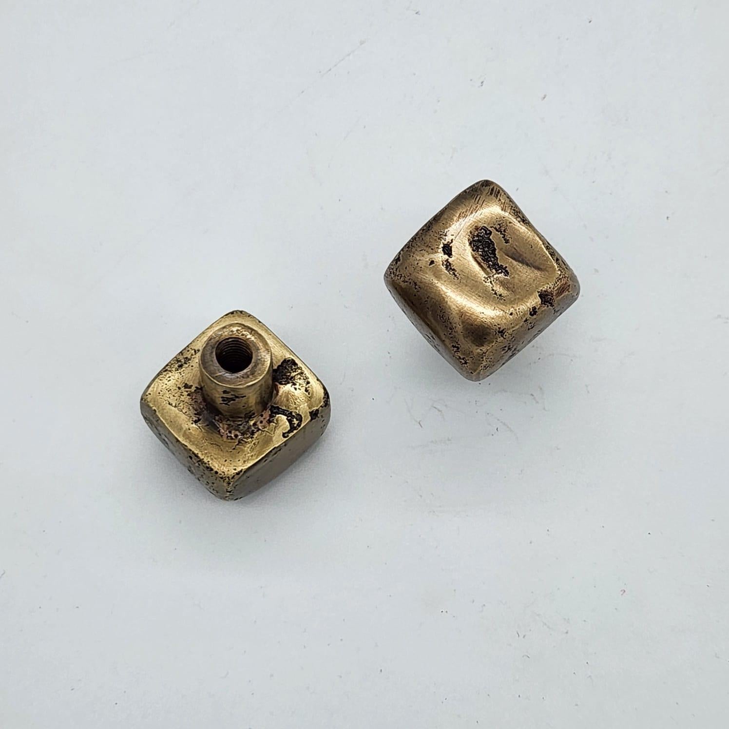 This cabinet knob in solid brass is part of the Libre Expression collection. Its irregular shape, resembling a loosely defined square, features softened angles and asymmetrical lines.

Cast using traditional foundry methods, it is then hand-finished