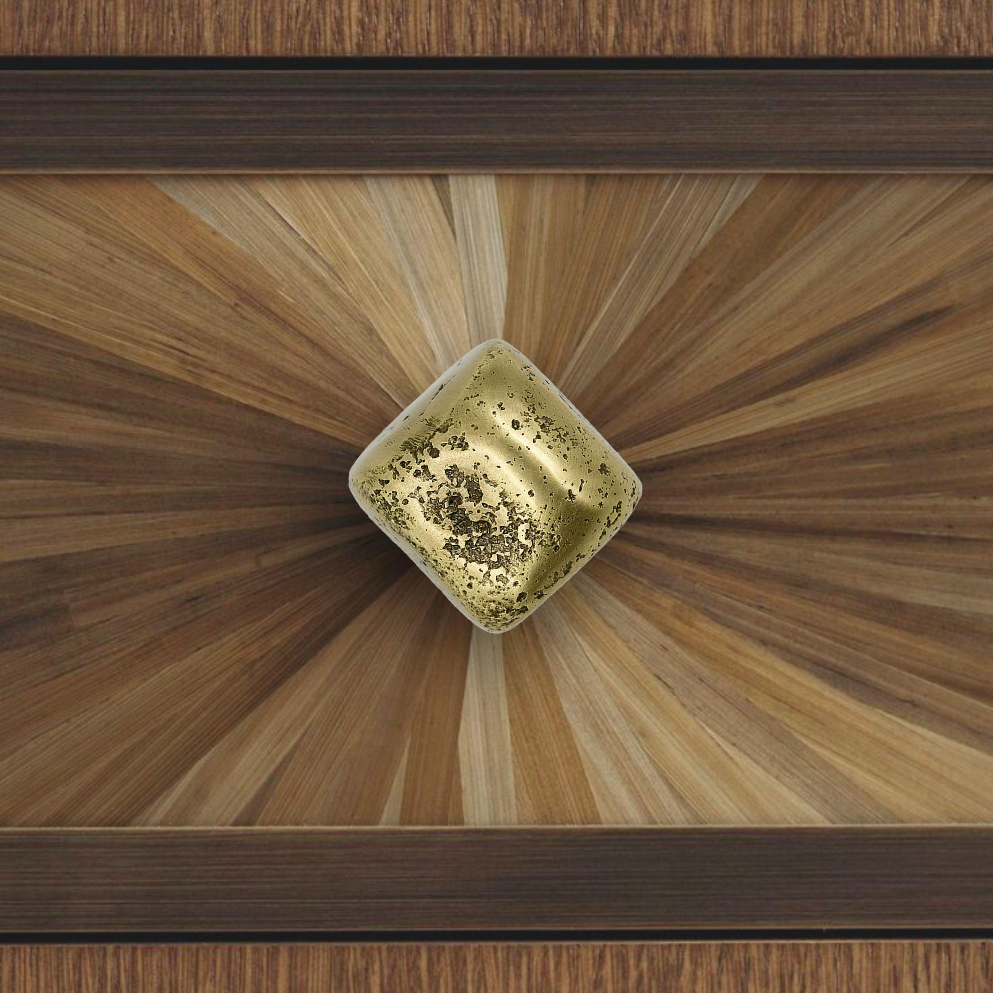 Ce bouton d'armoire en laiton massif fait partie de la collection Libre Expression. Sa forme irrégulière, qui ressemble à un carré mal défini, présente des angles adoucis et des lignes asymétriques.

Coulée selon les méthodes traditionnelles de la