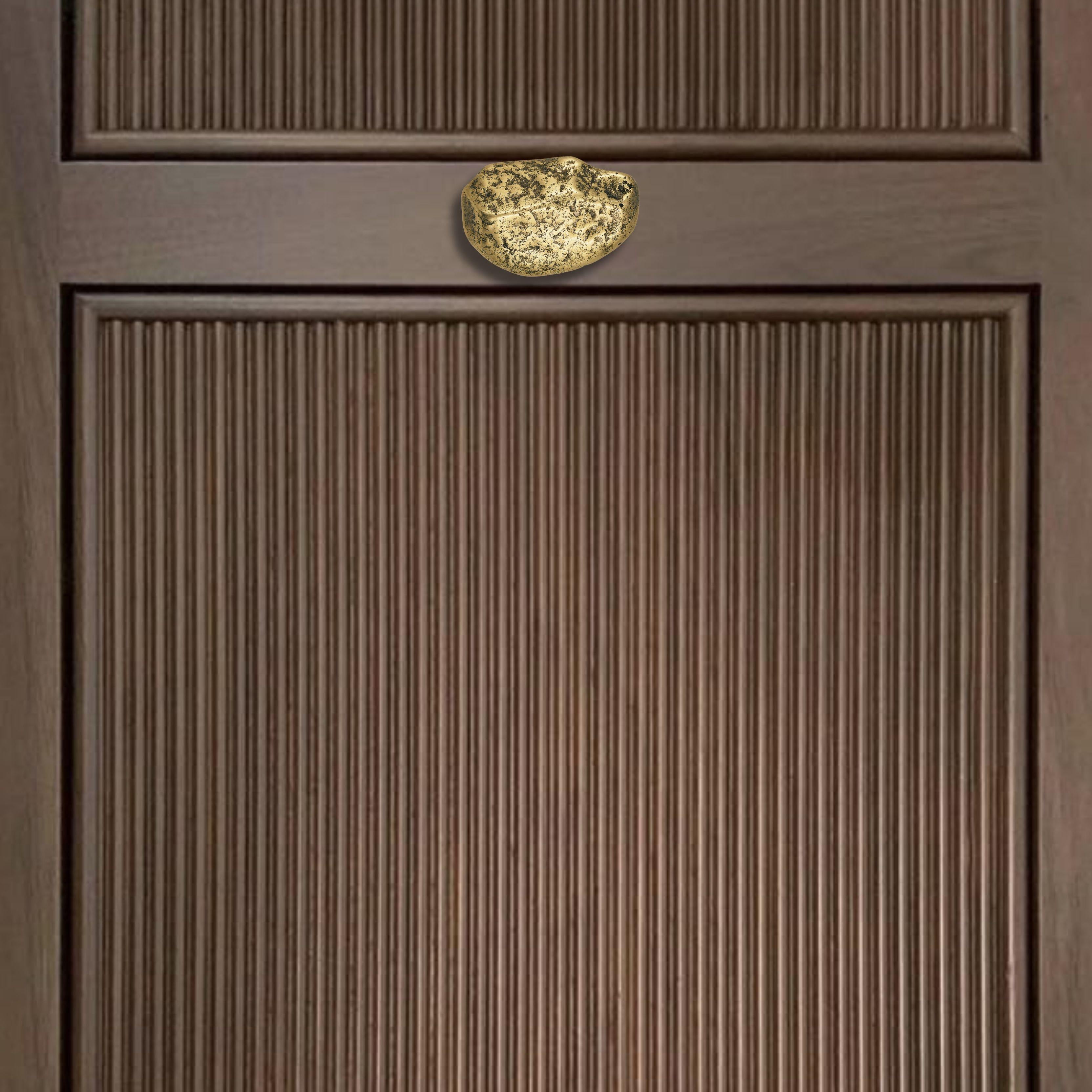 Cotto in fornace Pomelli per armadi in ottone massiccio : Ispirazione minerale  6 .5  cm x 4.5 cm in vendita