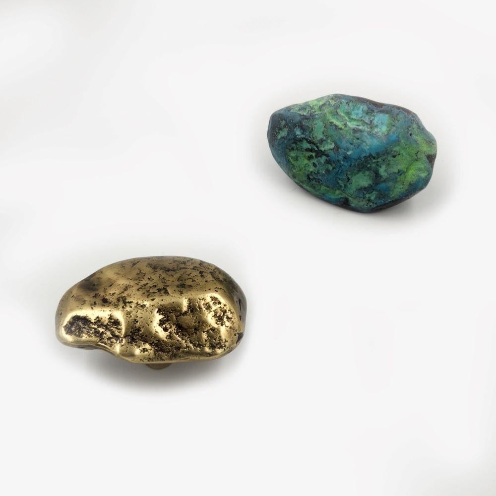 Brutalismo Pomelli per armadi in ottone massiccio : Ispirazione minerale  6 .5  cm x 4.5 cm in vendita