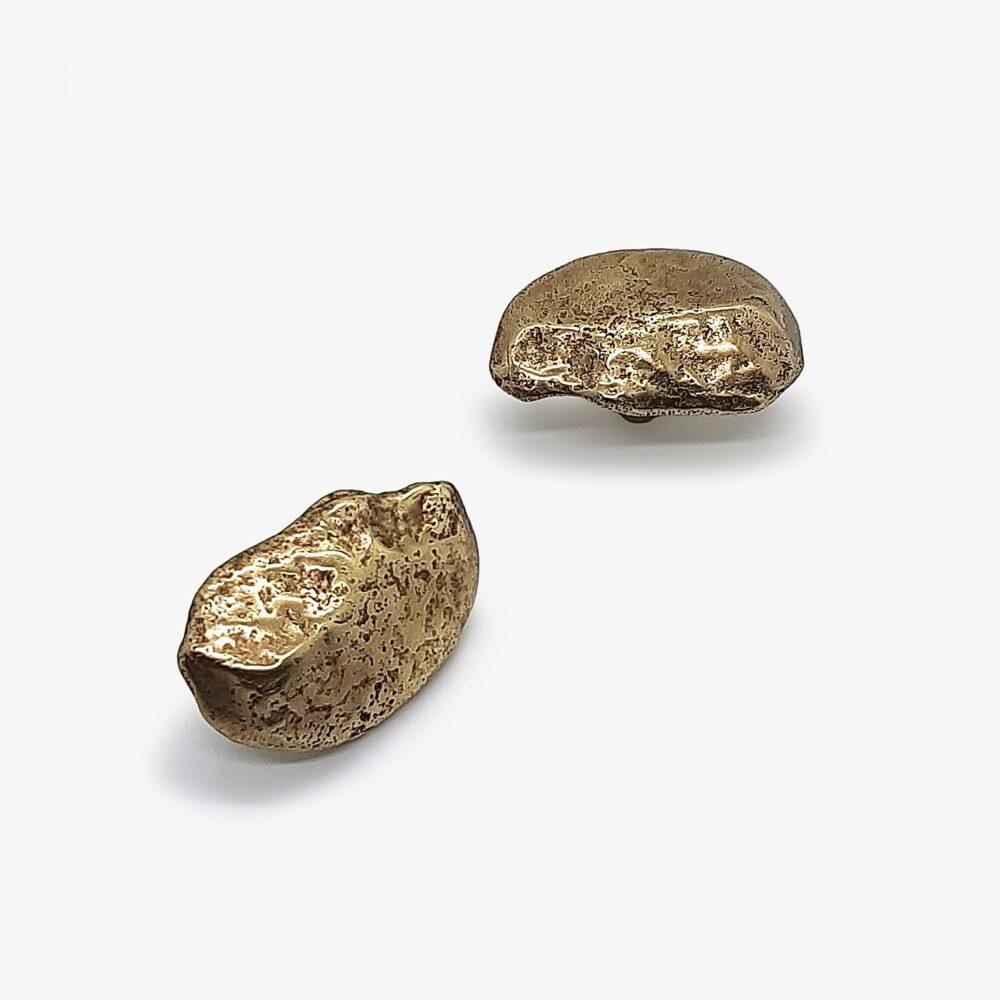 Un omaggio alla natura, fonte infinita di motivi con elementi minerali. 
Pomello per armadio in ottone da fonderia  realizzati nei nostri laboratori.
 6 .5  cm x 4.5 cm
