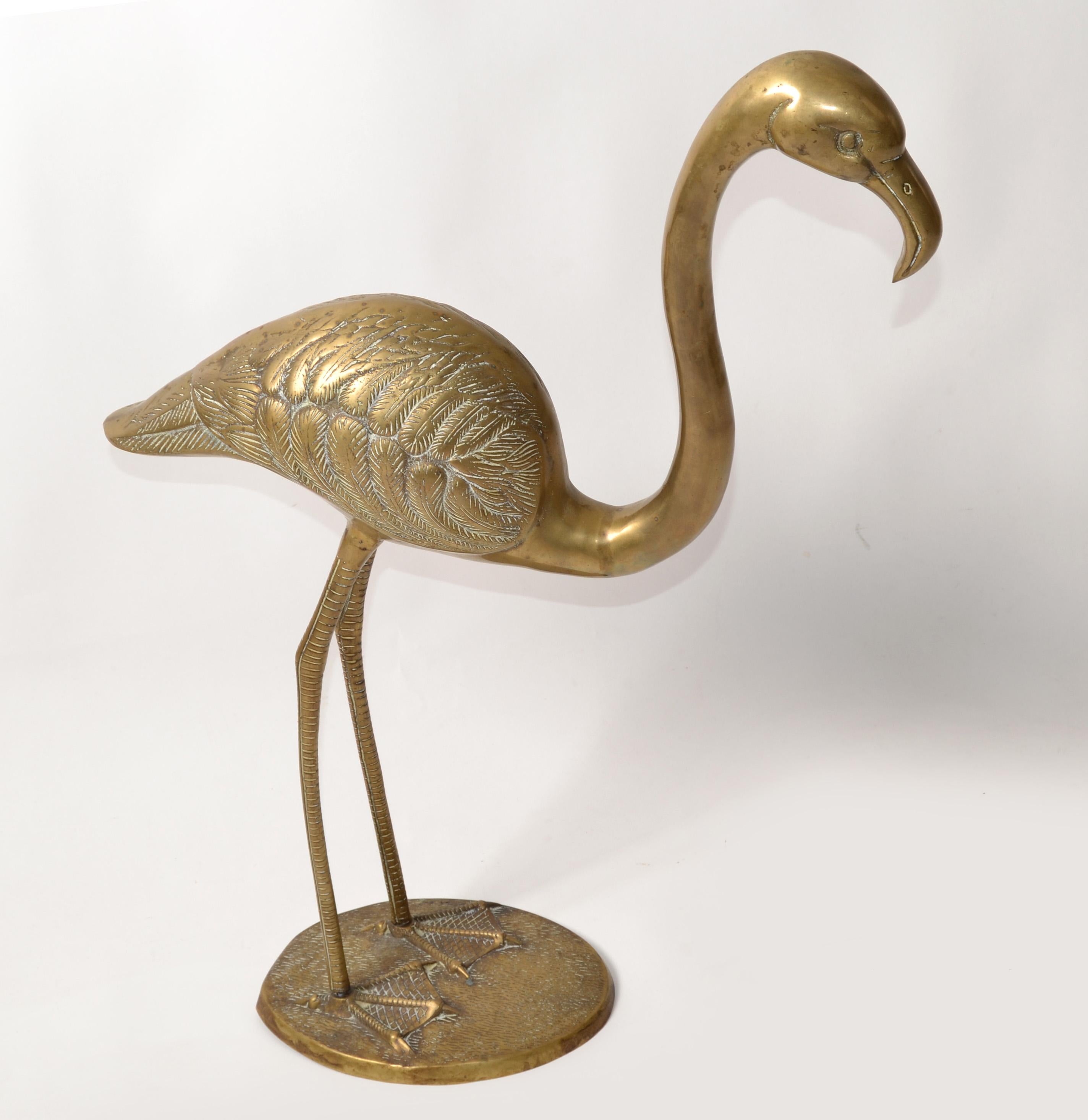 Grande sculpture animalière en laiton, sculptée à la main, de style Modern Flamingo, avec jambes et pieds stylisés. 
Les longues pattes et le corps du flamant rose sont fixés à la base à l'aide de petites vis.
Fabriqué aux États-Unis à la fin des
