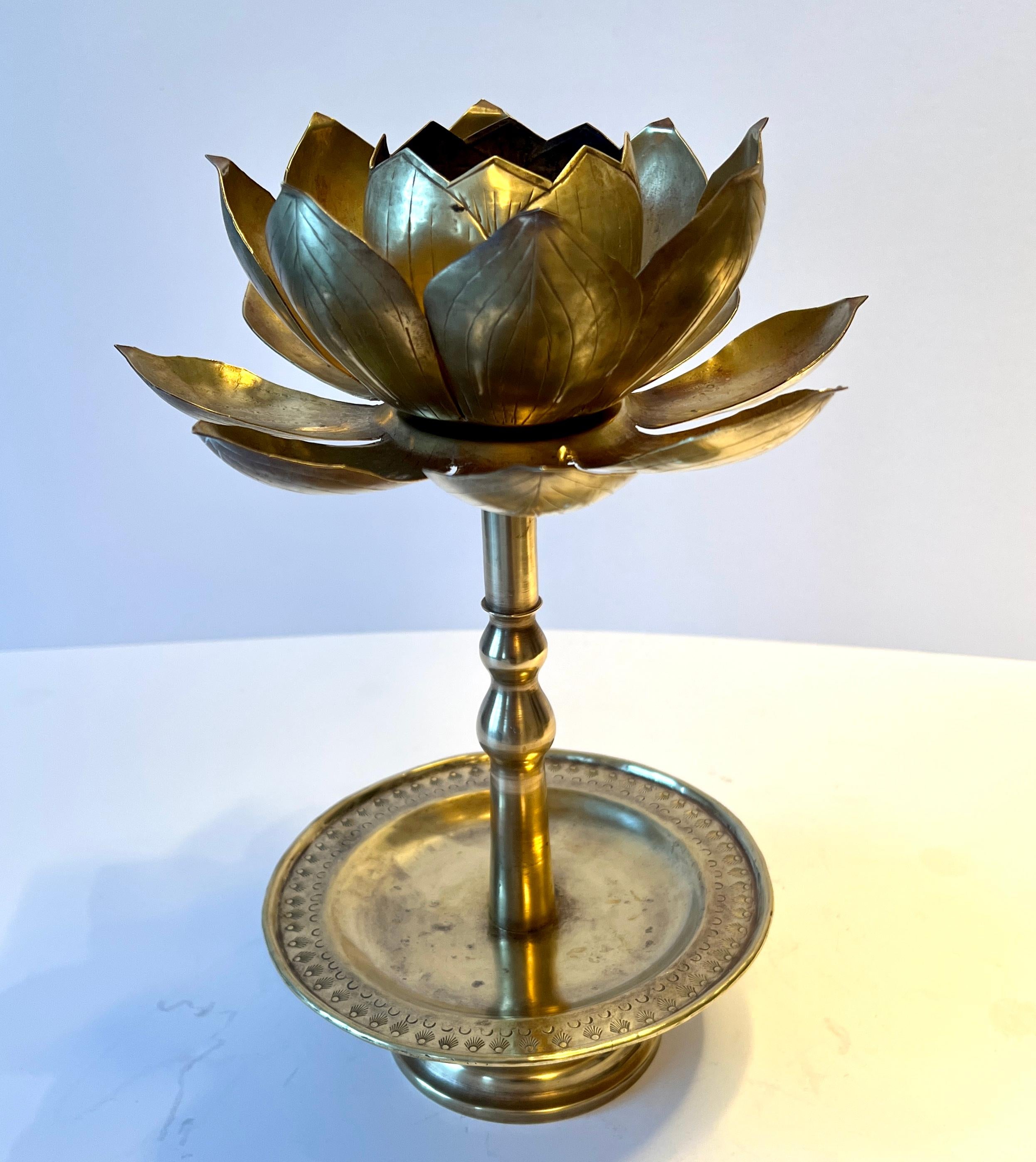 Massivem Messing Chapman Lotus Kerzenleuchter auf Stand (Handgefertigt) im Angebot