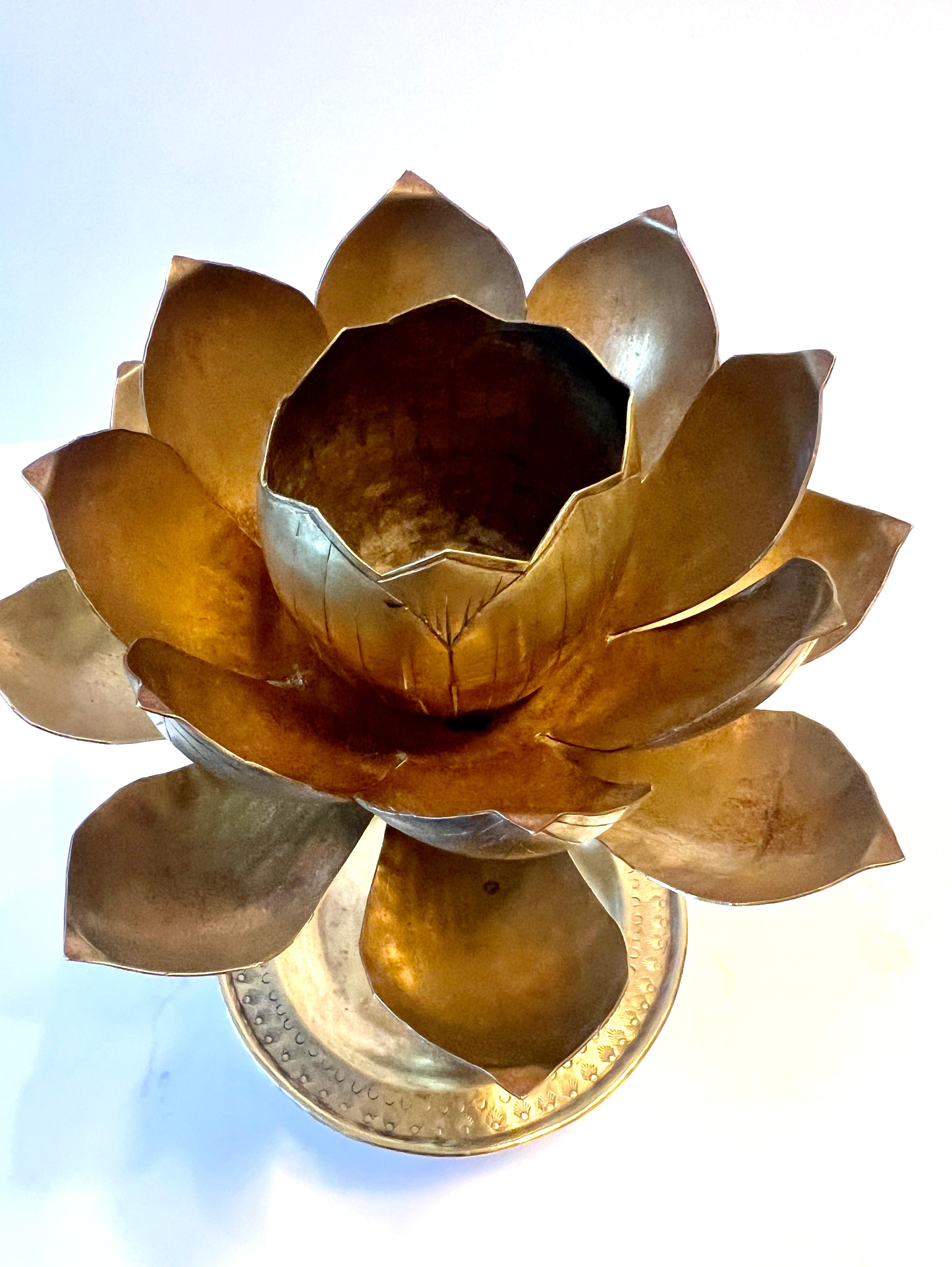 Massivem Messing Chapman Lotus Kerzenleuchter auf Stand (20. Jahrhundert) im Angebot
