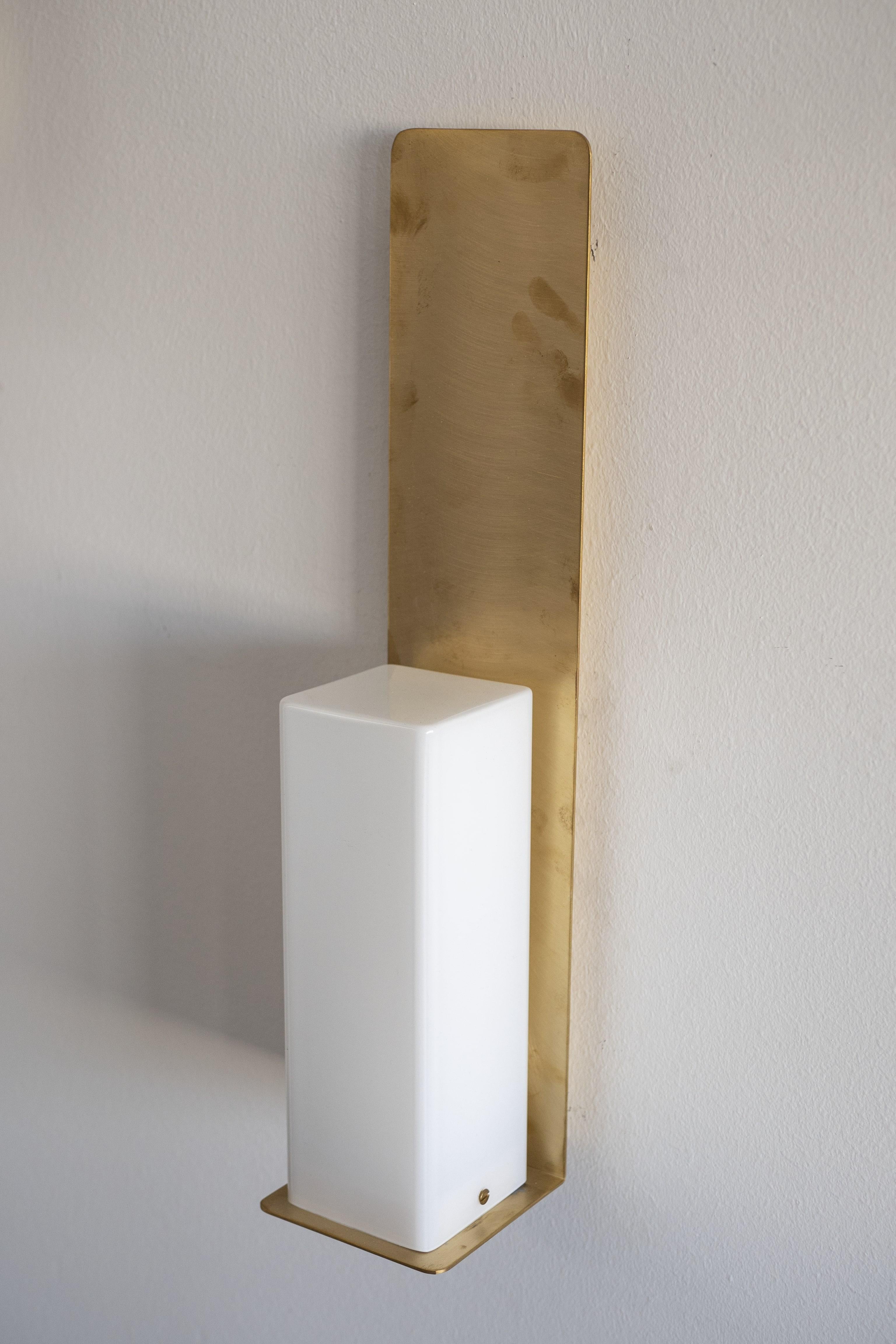 Brushed Solid Brass Contemporary-Modern Wall Light Handcrafted in Italy For Sale