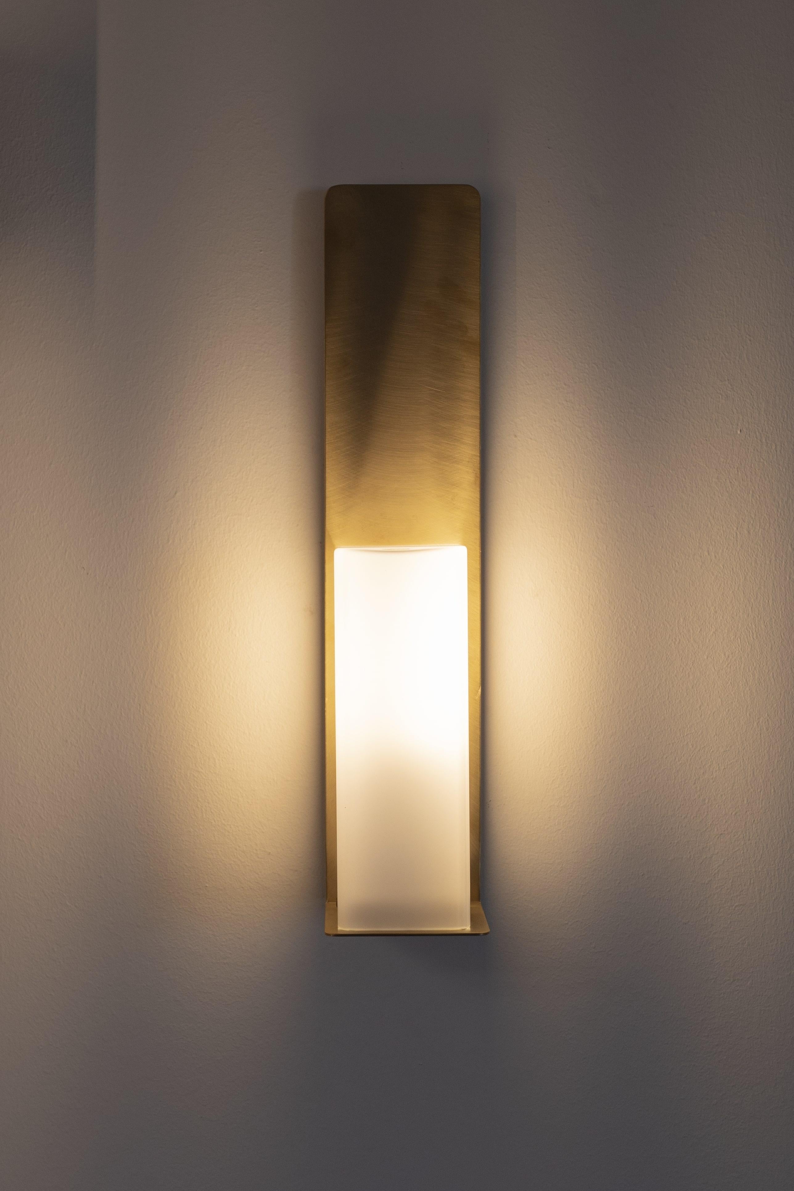 Massives Messing Contemporary-Modern Wall Light Handcrafted in Italy (Gebürstet) im Angebot