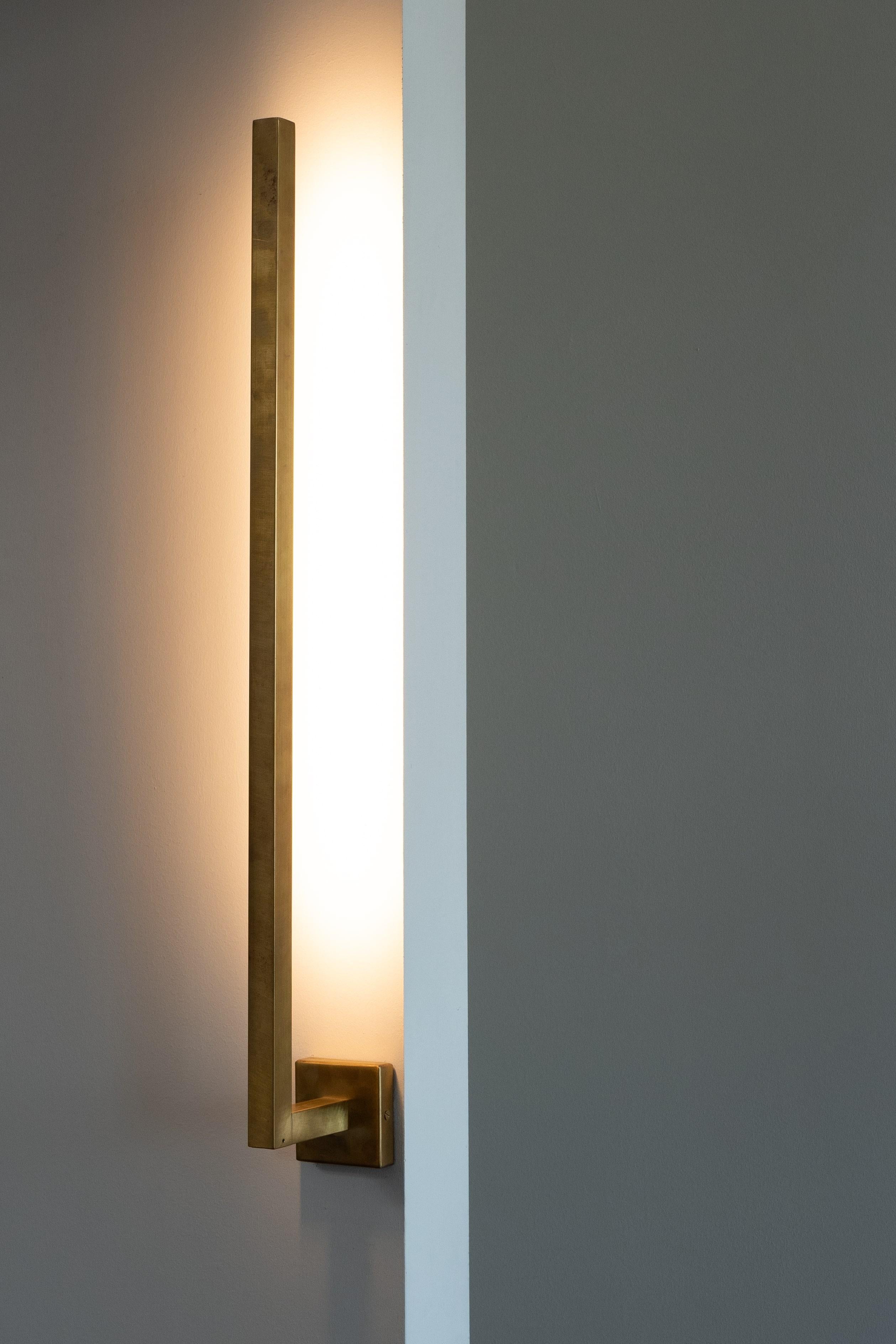 Massives Messing Contemporary-Modern Wall Light Handcrafted in Italy (Gebürstet) im Angebot