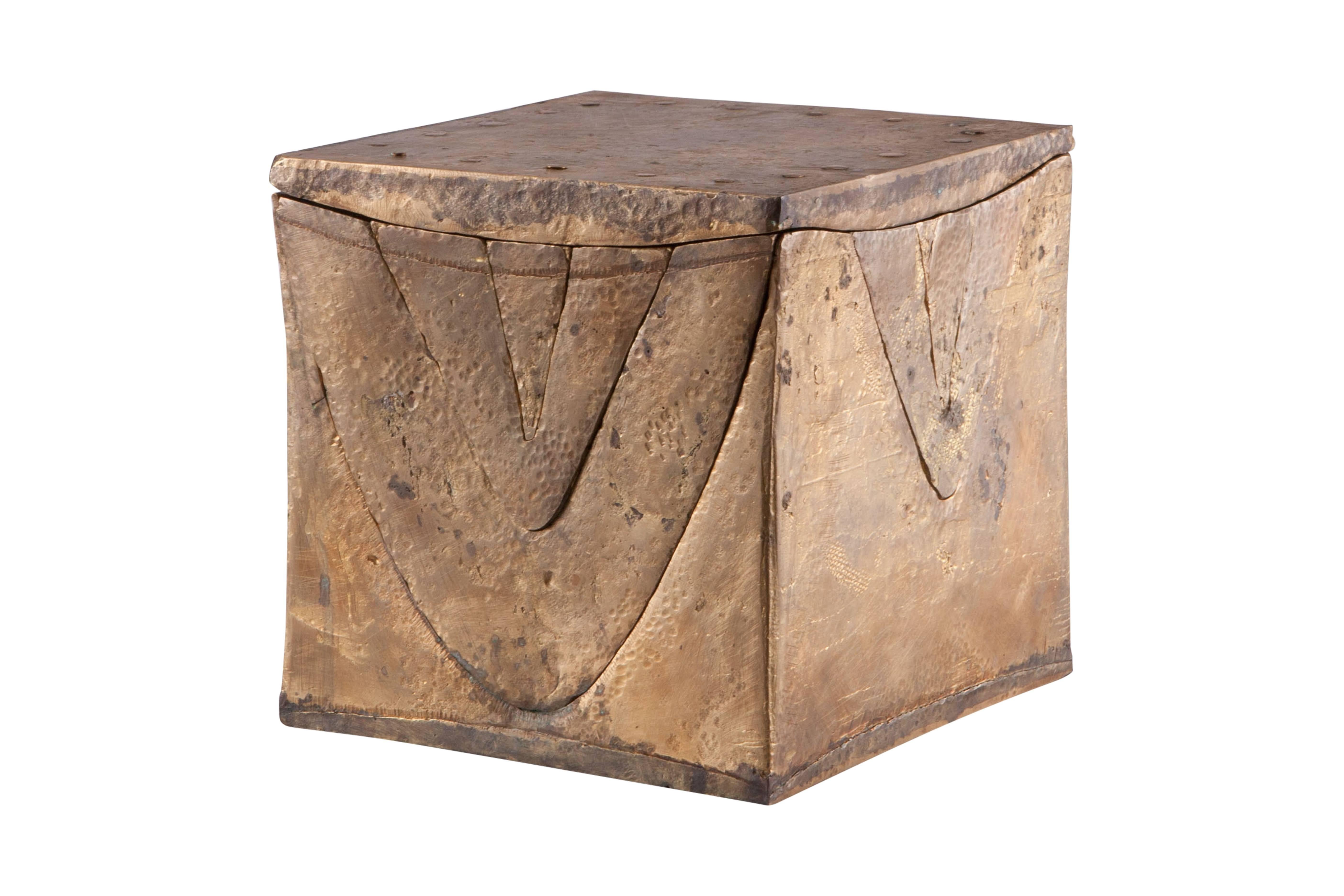 Le puzzle décoratif est en laiton massif dans le style de Berrocal. En forme de cube, il se compose de nombreuses formes organiques différentes, toutes maintenues par une pièce centrale conique ombrée. Il peut donc également être utilisé pour ranger