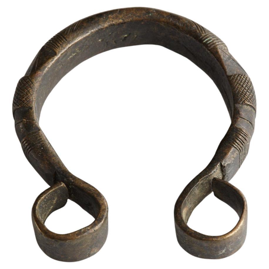 Bracciale di valuta in ottone massiccio/Maniglia, popolo Gurma, Burkina Faso, inizi del XX sec.