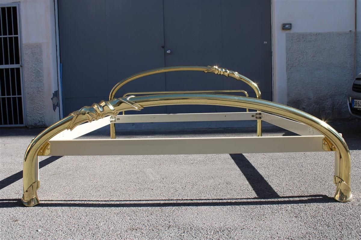 Massives gebogenes Bett aus massivem Messing Italienisches Design 1970er Jahre Lipparini Made in Italy Gold im Angebot 3