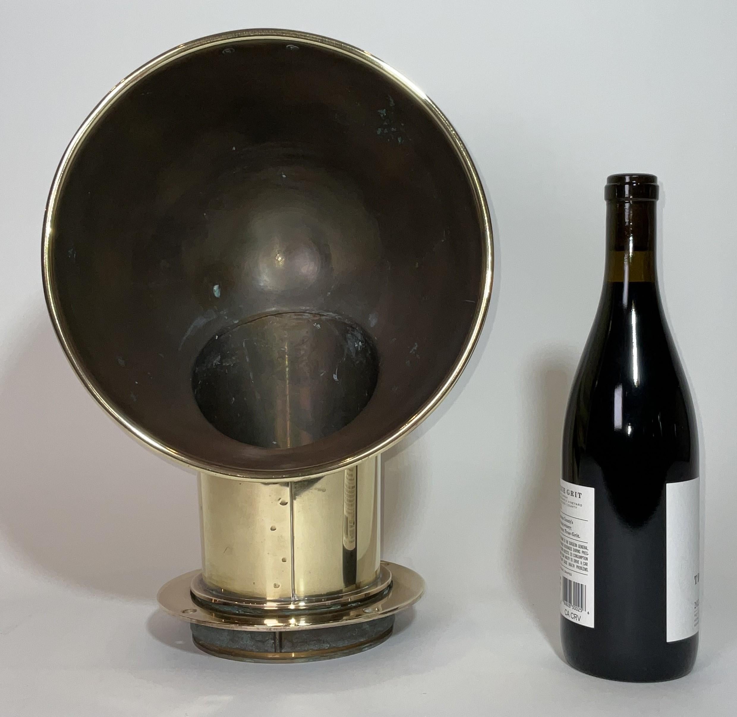 Évent de pont en laiton massif provenant d'un yacht et portant l'insigne du fabricant, Perkins Marine Lamp and Hardware Corporation, Miami, Floride. Hautement polie et laquée. Le capot a un diamètre de 10 pouces.

Poids :    5 lbs.
Dimensions