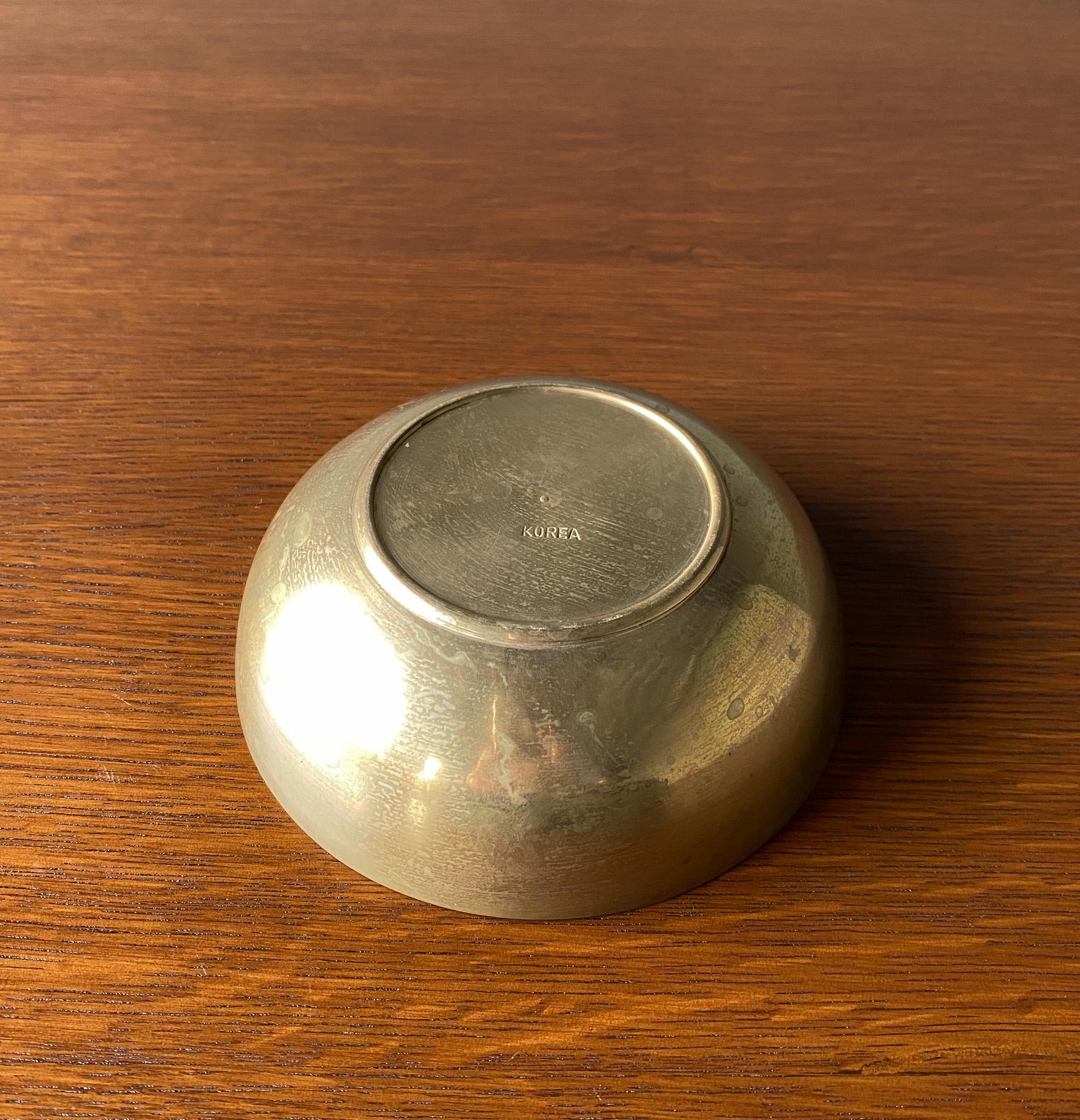 Ciotola decorativa in ottone massiccio, Corea, anni '70 in vendita 1