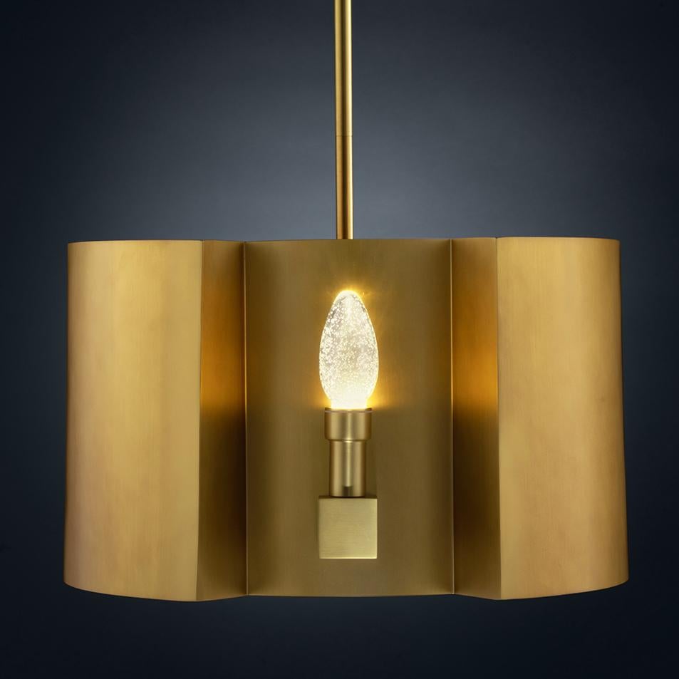 Il lampadario a sospensione per esterni Dellintero di Elisterno - porta un nuovo livello di lusso negli spazi esterni.  Ispirato all'illuminazione classica europea ma progettato con la tecnologia moderna, comprese le lampadine Cree LED completamente