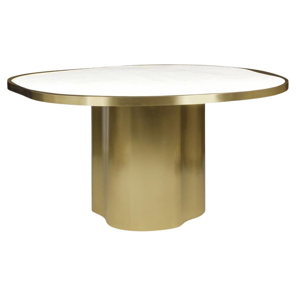 Cet élégant ensemble de salle à manger en laiton allie sophistication moderne et luxe intemporel. La table de salle à manger ronde est dotée d'un sculptural piédestal en laiton festonné, couronné d'un plateau en marbre qui crée une pièce maîtresse