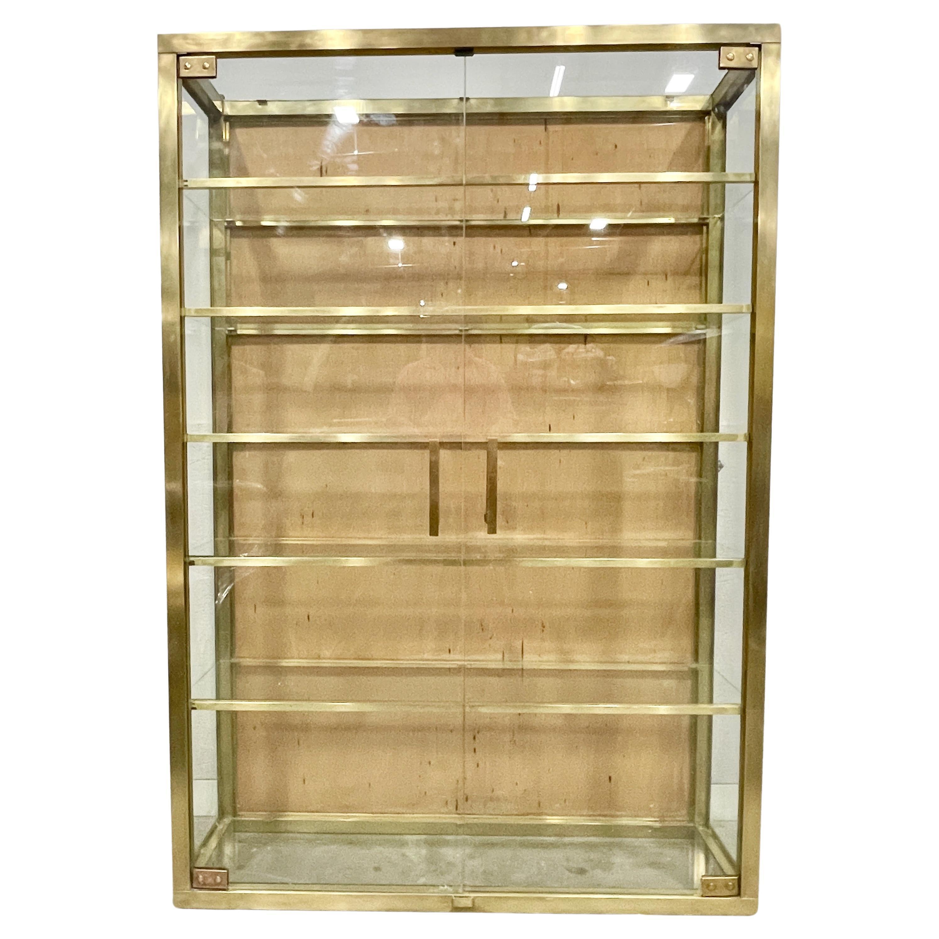 1940’s solid brass and tempered glass vitrine display case from The General Glover House restaurant, Swampscott, Massachusetts.
Five fixed shelves plus glass floor and ceiling. Left and right sidelight windows.
Two tempered glass doors with solid