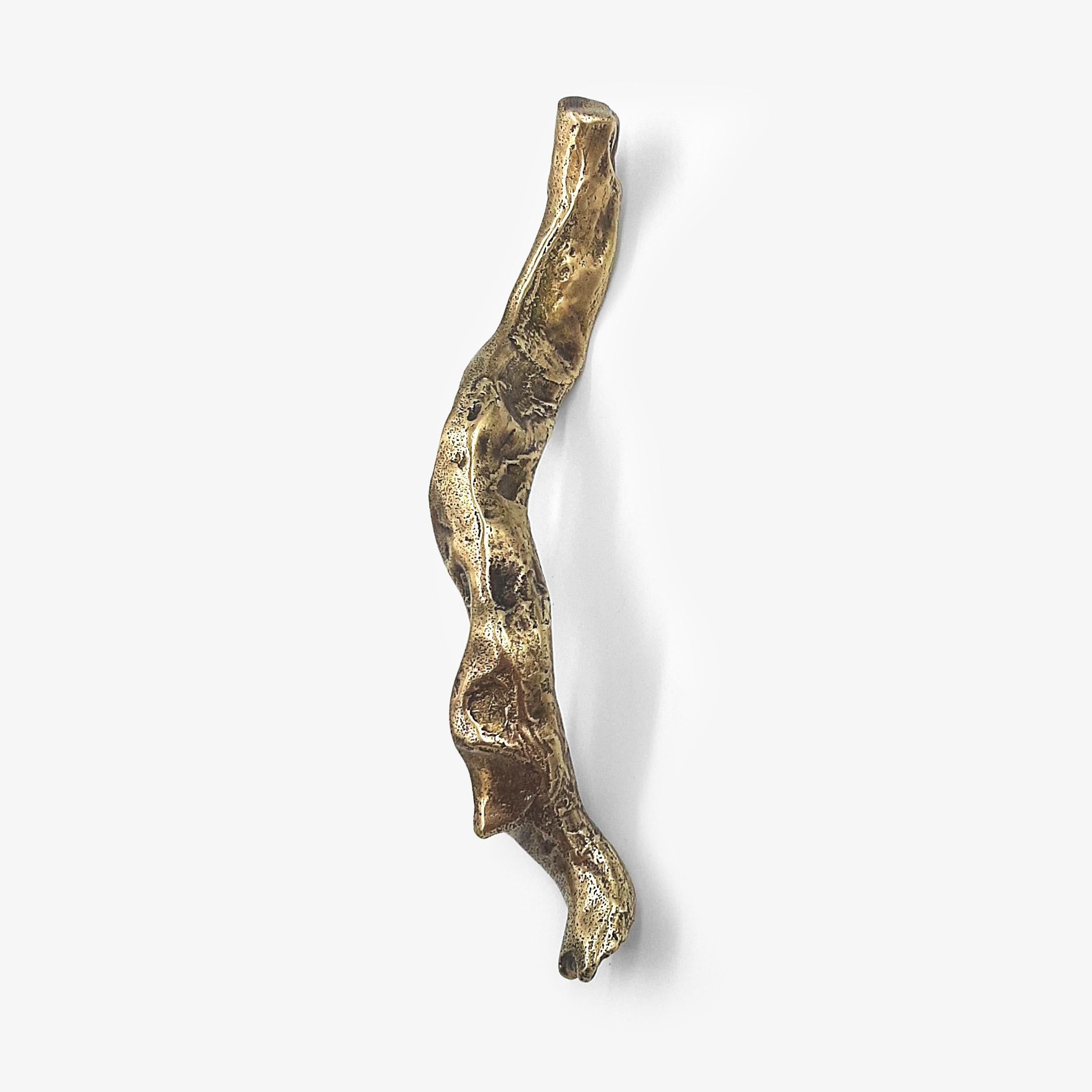 A tribute to nature, infinite source of patterns. Solid brass door handle made in our workshops.