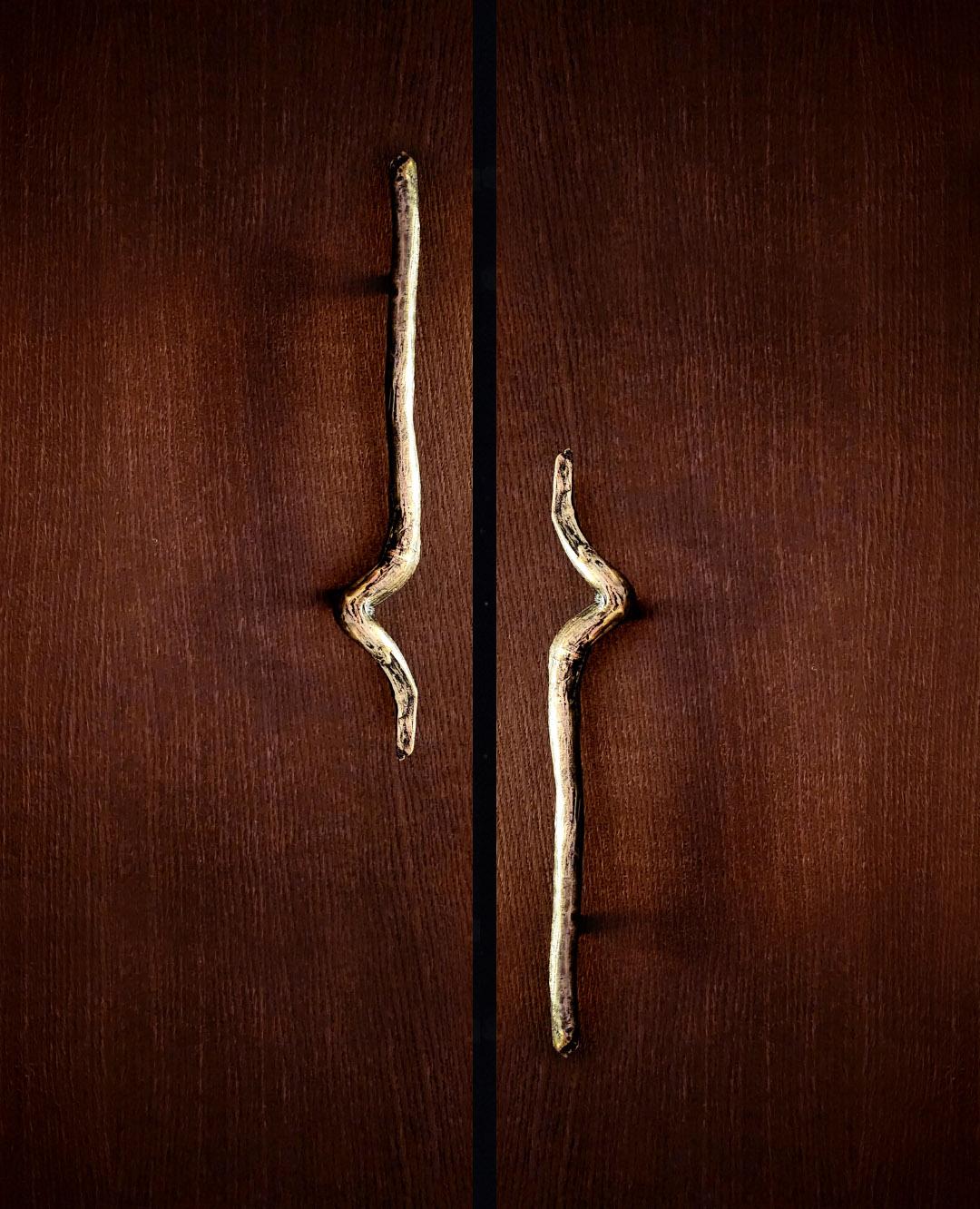A tribute to nature, infinite source of patterns. Solid brass door handle made in our workshops.
Hand made organic patterns.
Different finishes available on demand.