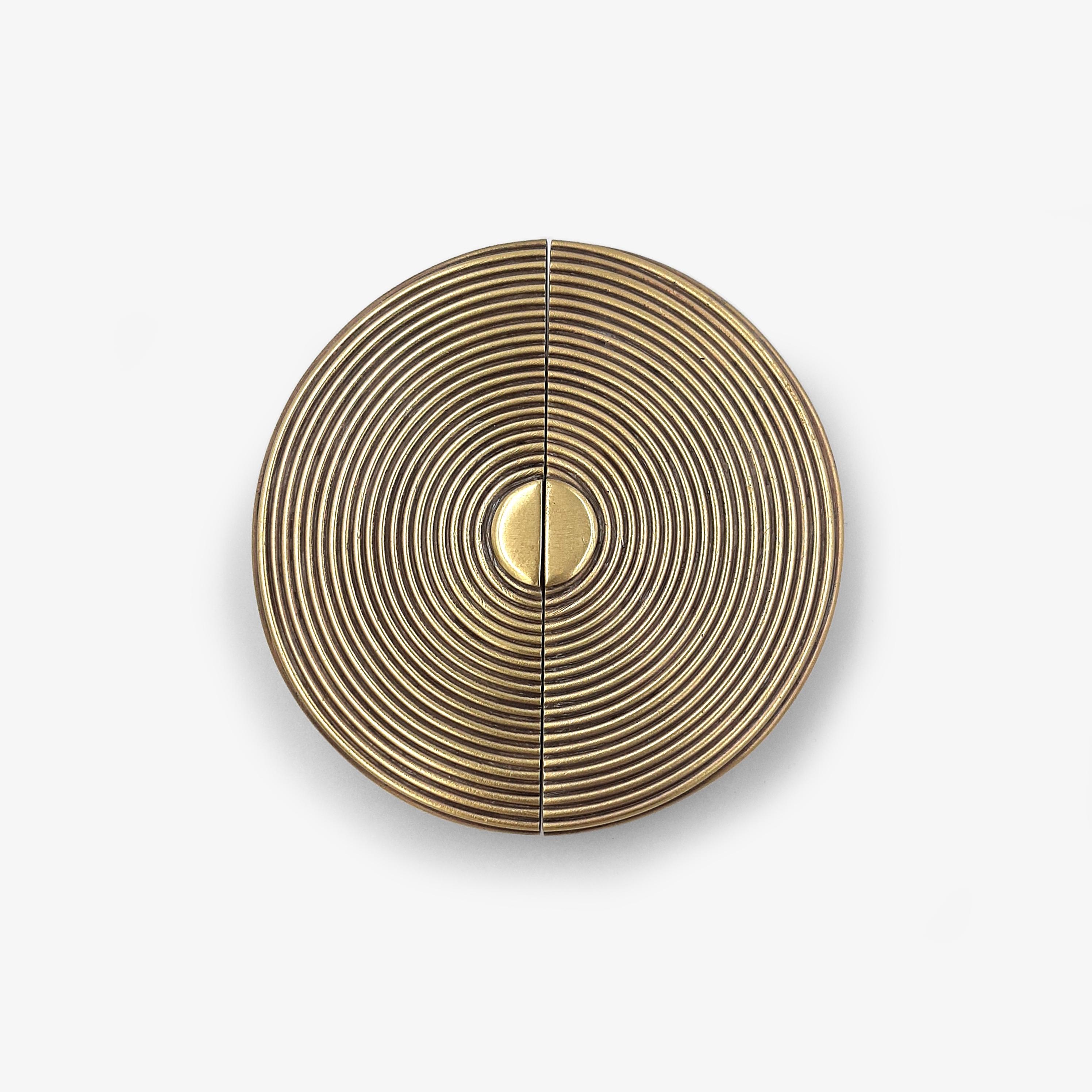 Solid brass door handle with an oriental touch. Available in different sizes: Ø 12 cm , Ø 20 cm and Ø 30 cm
Fixture option available : facade fixing.