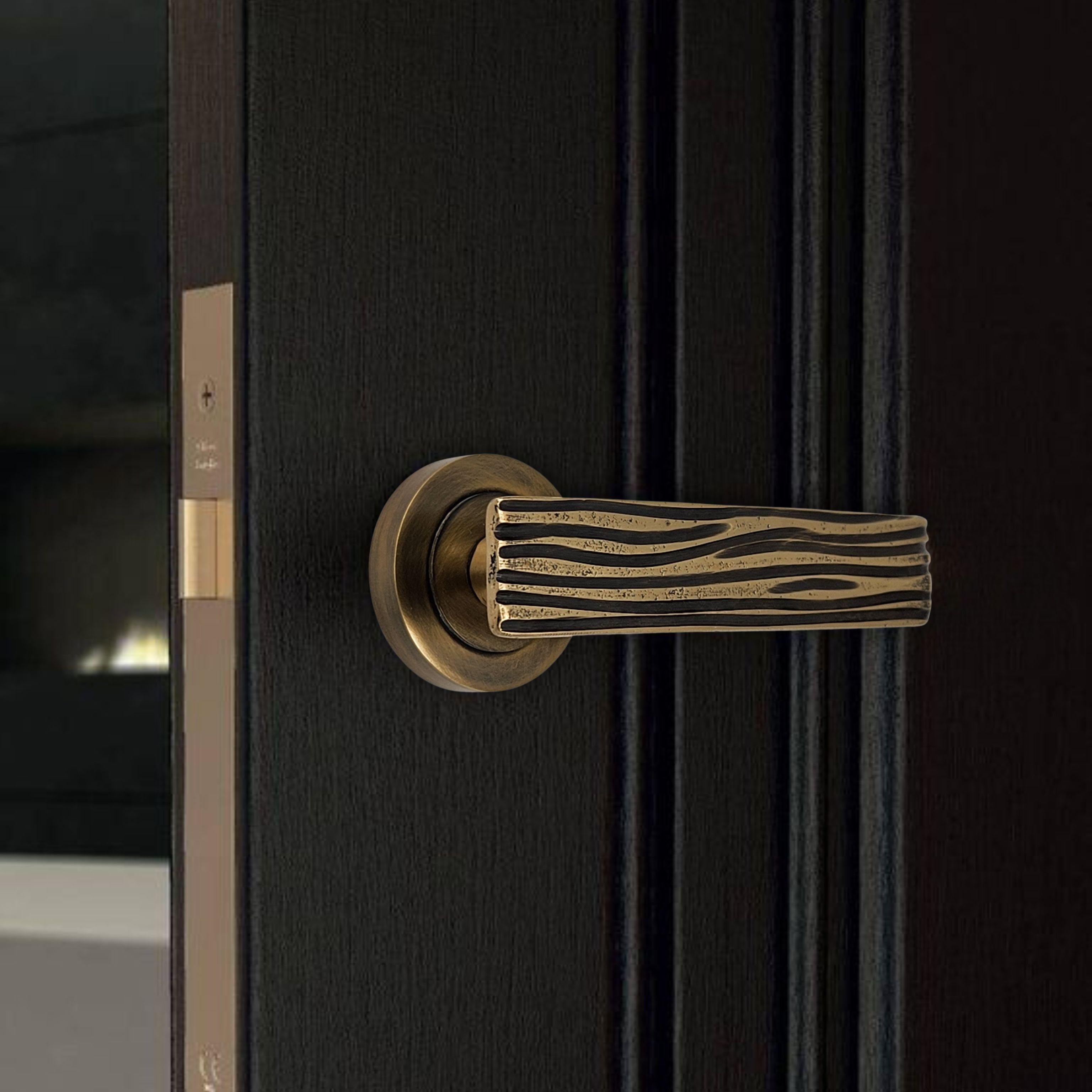 Brass Solid brass lever handle with asymmetrical engravings For Sale