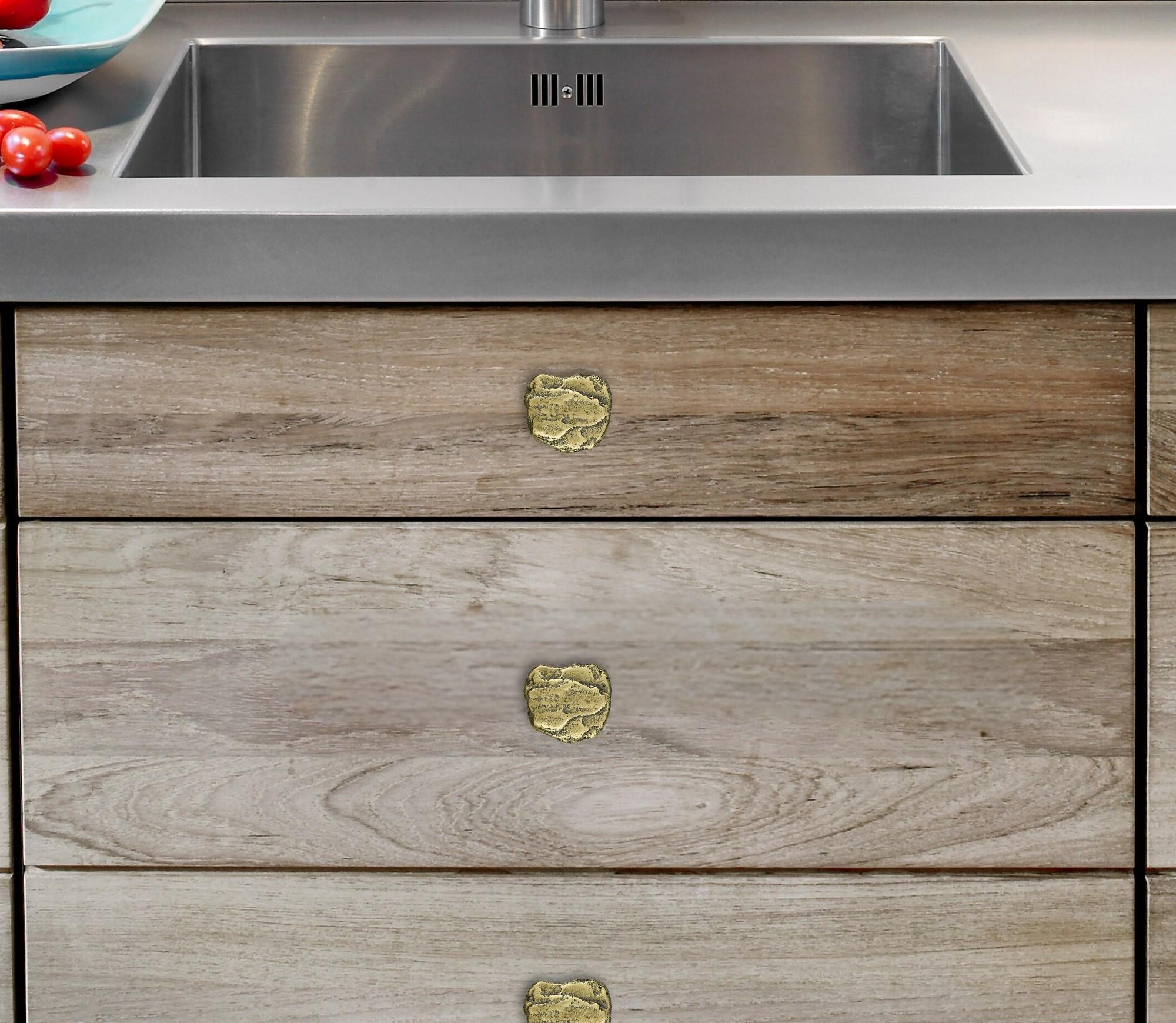 Un omaggio alla natura, fonte infinita di motivi con elementi minerali. Pomello per mobili in ottone massiccio  realizzati nei nostri laboratori.
