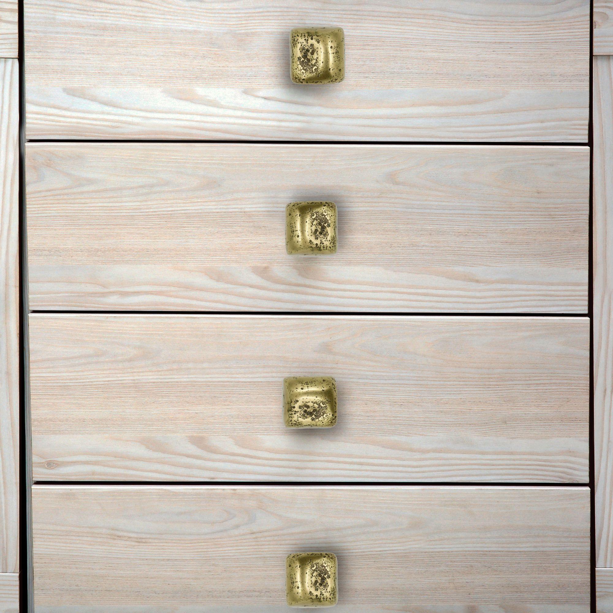 A tribute to nature, infinite source of patterns with mineral elements. 
Brass foundry door knob made in our workshops.
