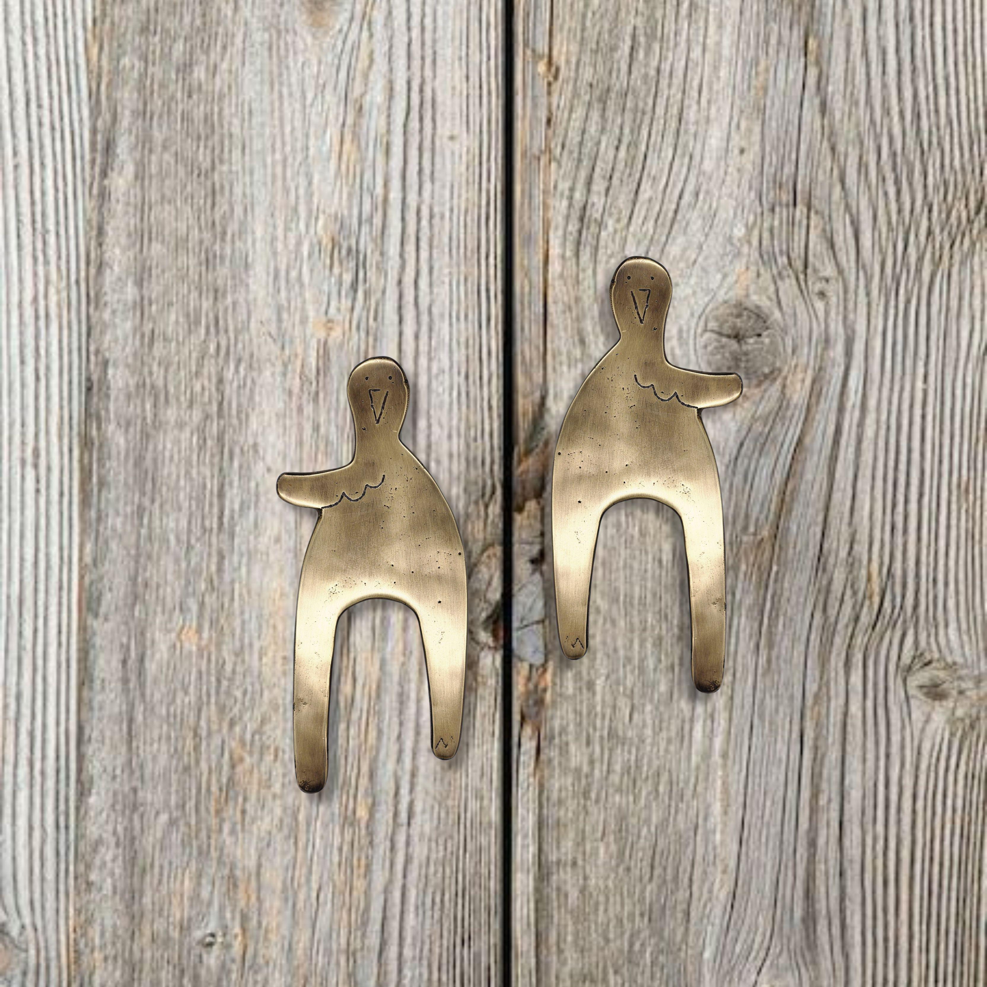 The result of a shared artistic approach, this solid brass door pull is part of the Open Manifest collection, which explores intuitive forms and lines drawn with spontaneous energy. Its broad, asymmetrical outline suggests a figure in motion,