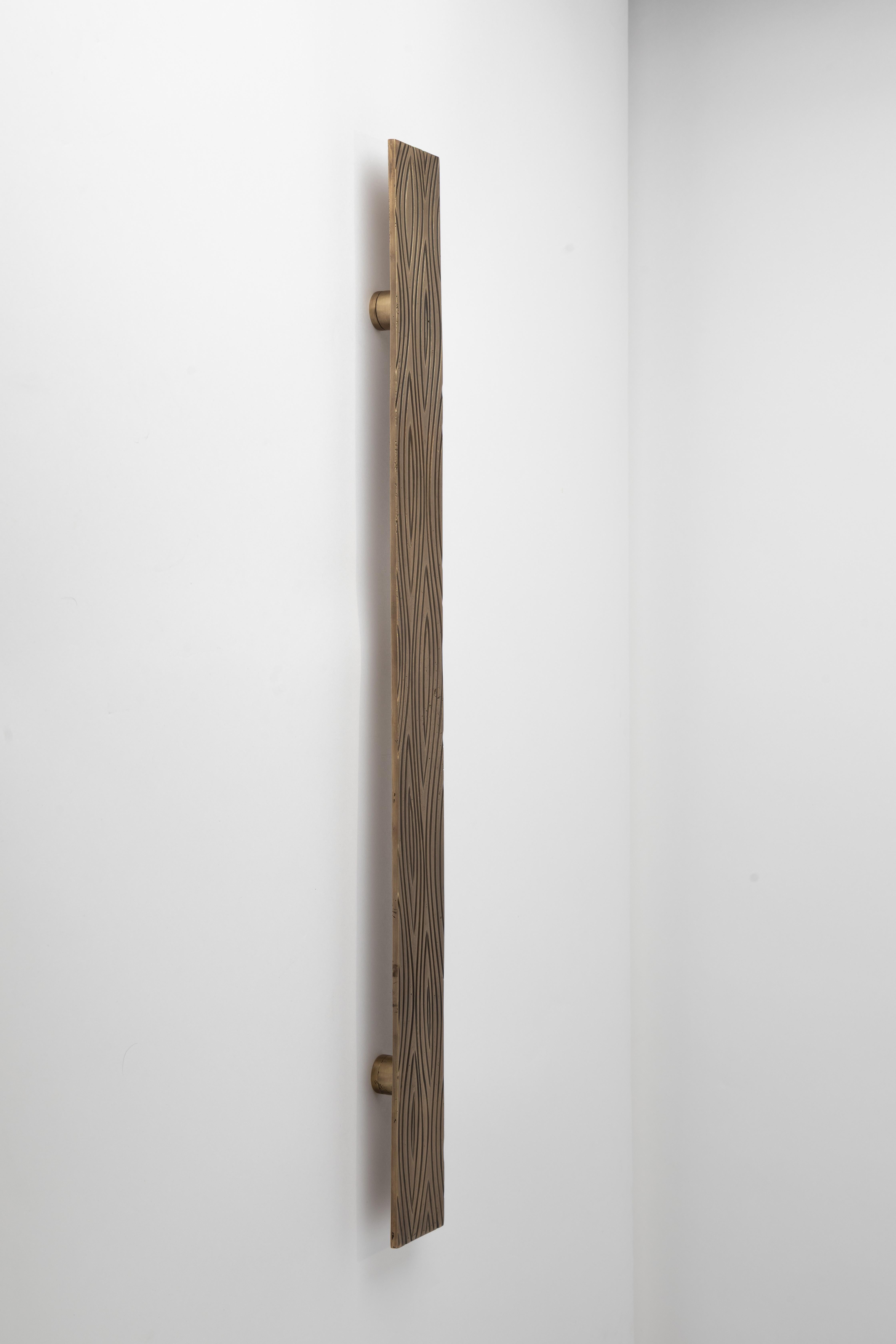 Cette tirette de porte de la collection Earth Prints réinterprète les formes naturelles à travers des motifs finement gravés, mettant en valeur la beauté brute du laiton massif. Entièrement réalisée à la main, chaque pièce présente de subtiles