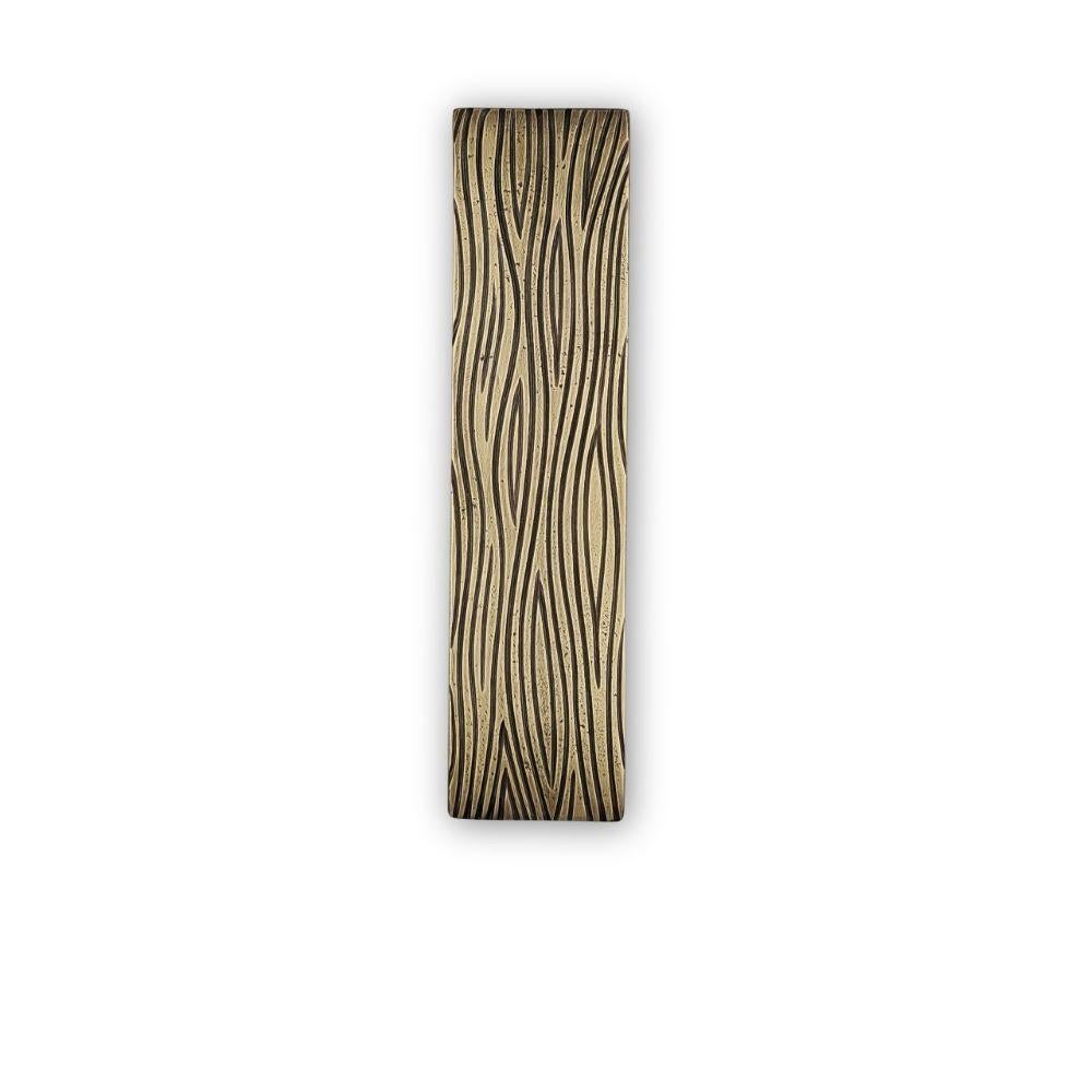 Pièce maîtresse de la collection Earth Prints, cette poignée de porte de fonderie en laiton met en valeur la richesse des textures naturelles grâce à son motif gravé à la main. Chaque pièce, méticuleusement fabriquée par des artisans, présente des