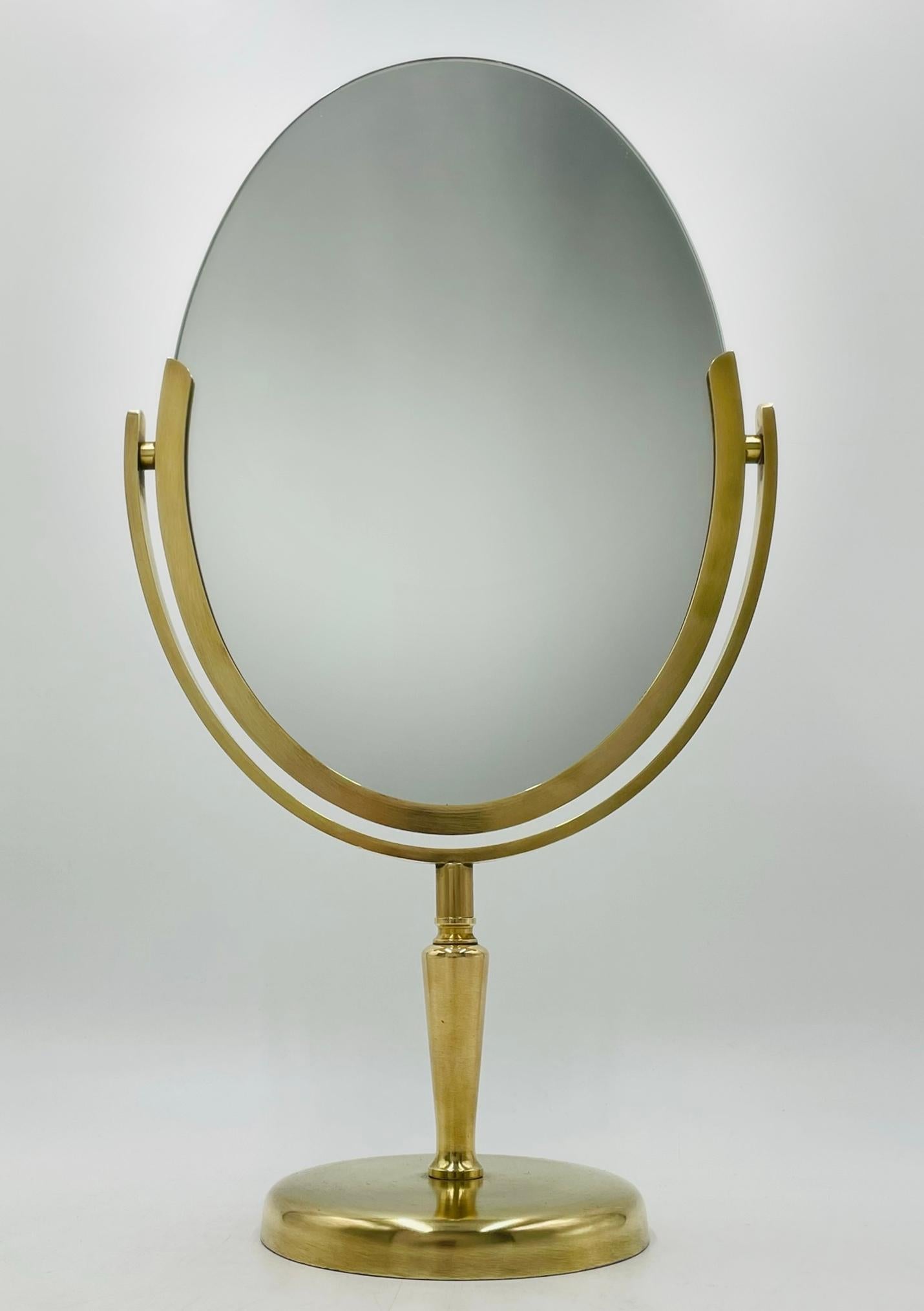 Voici l'exquis miroir de courtoisie double face en laiton massif de Charles Hollis Jones, USA 1970 - une pièce intemporelle qui respire le luxe et la sophistication. Fabriqué à la main aux États-Unis à partir de laiton massif de haute qualité, ce