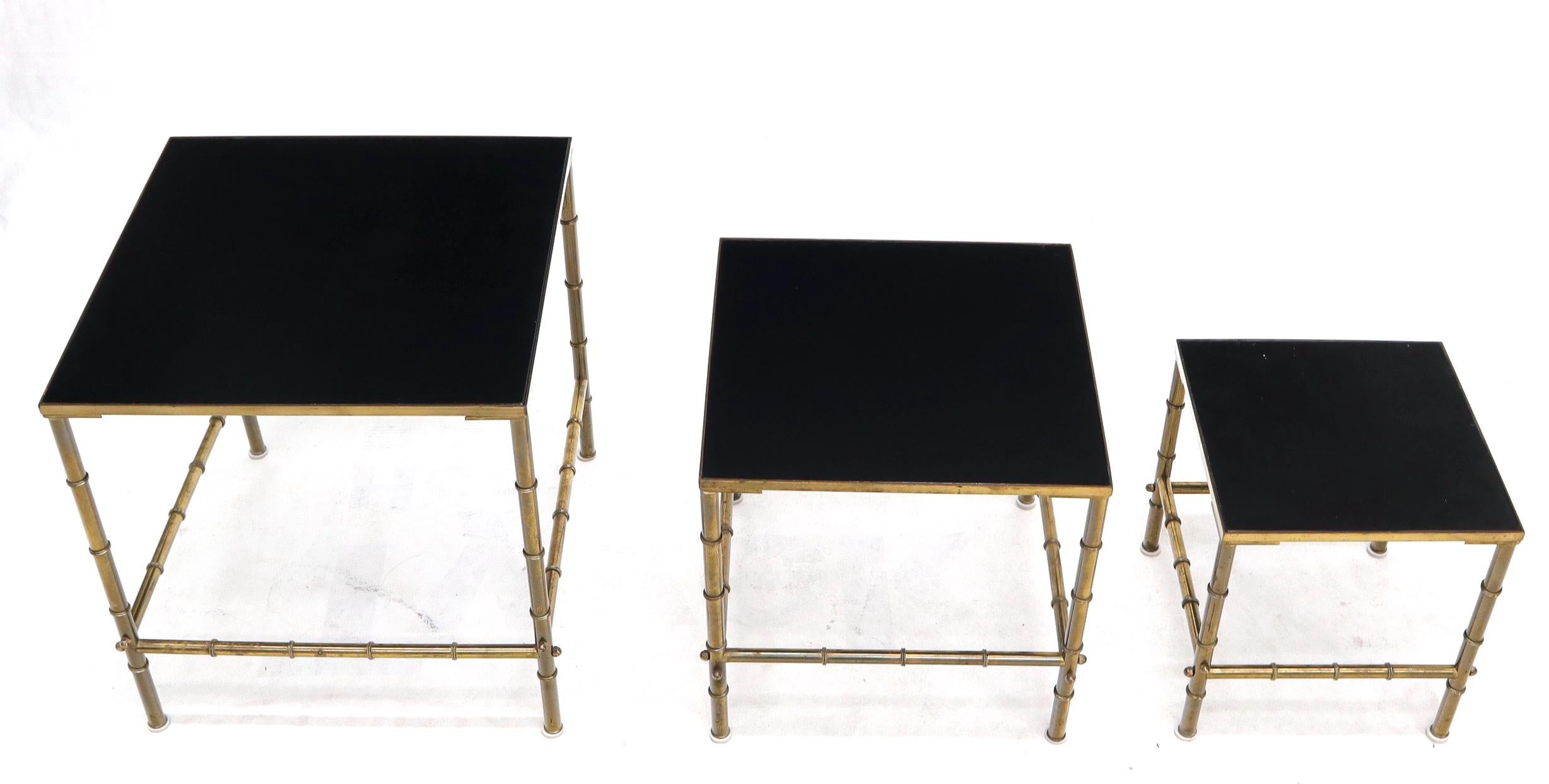 20ième siècle Ensemble de 3 tables gigognes en laiton massif et faux bambou avec verre Vitrolite noir en vente