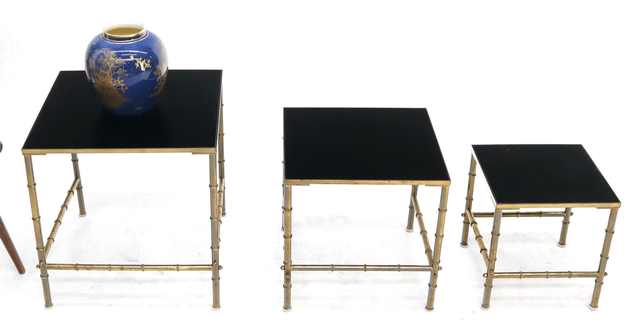 Ensemble de 3 tables gigognes en laiton massif et faux bambou avec verre Vitrolite noir en vente 3