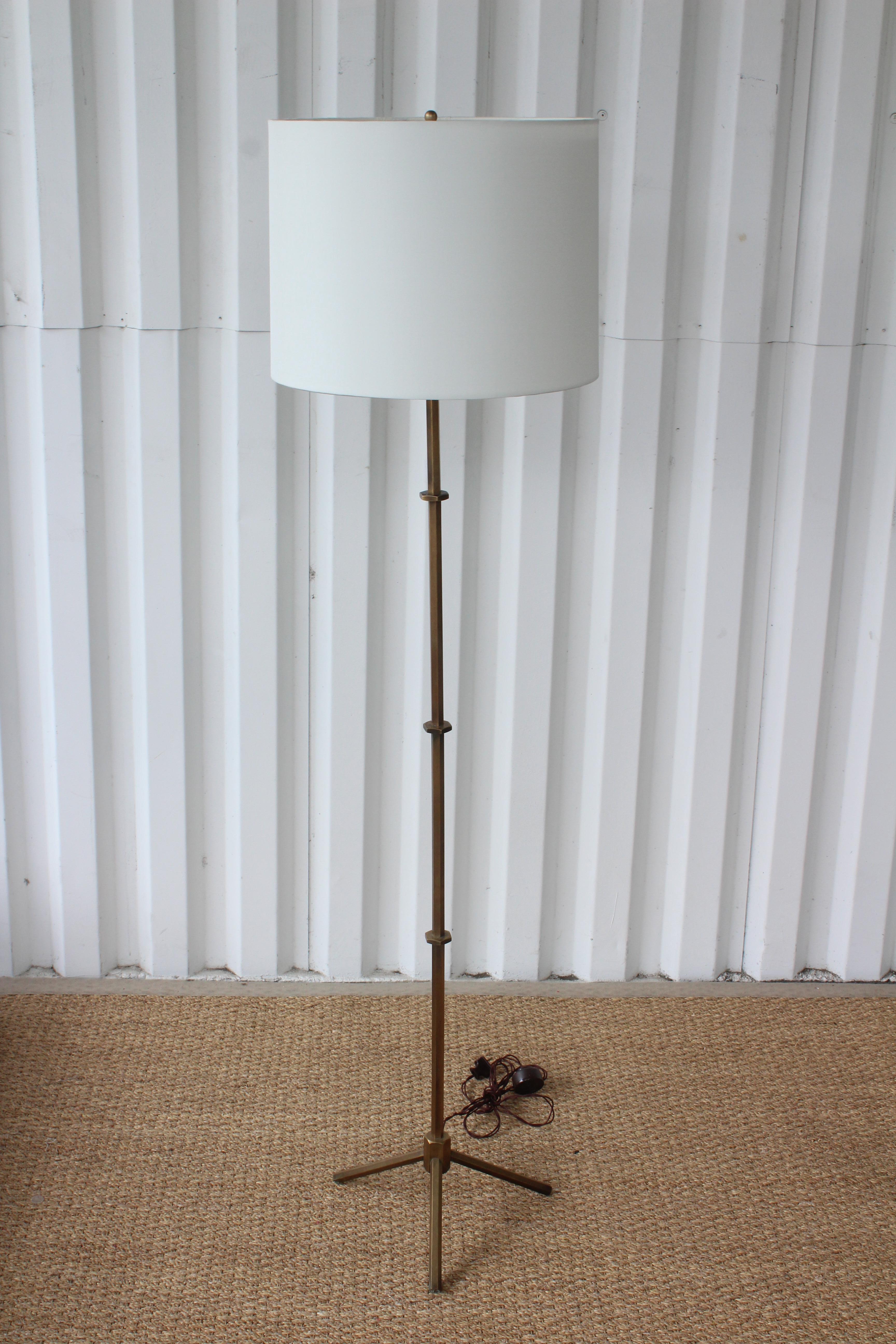 Vintage solid brass floor lamp by Maison Baguès, France, 1950s. Newly rewired and fitted with a custom made silk shade. In excellent condition. 62