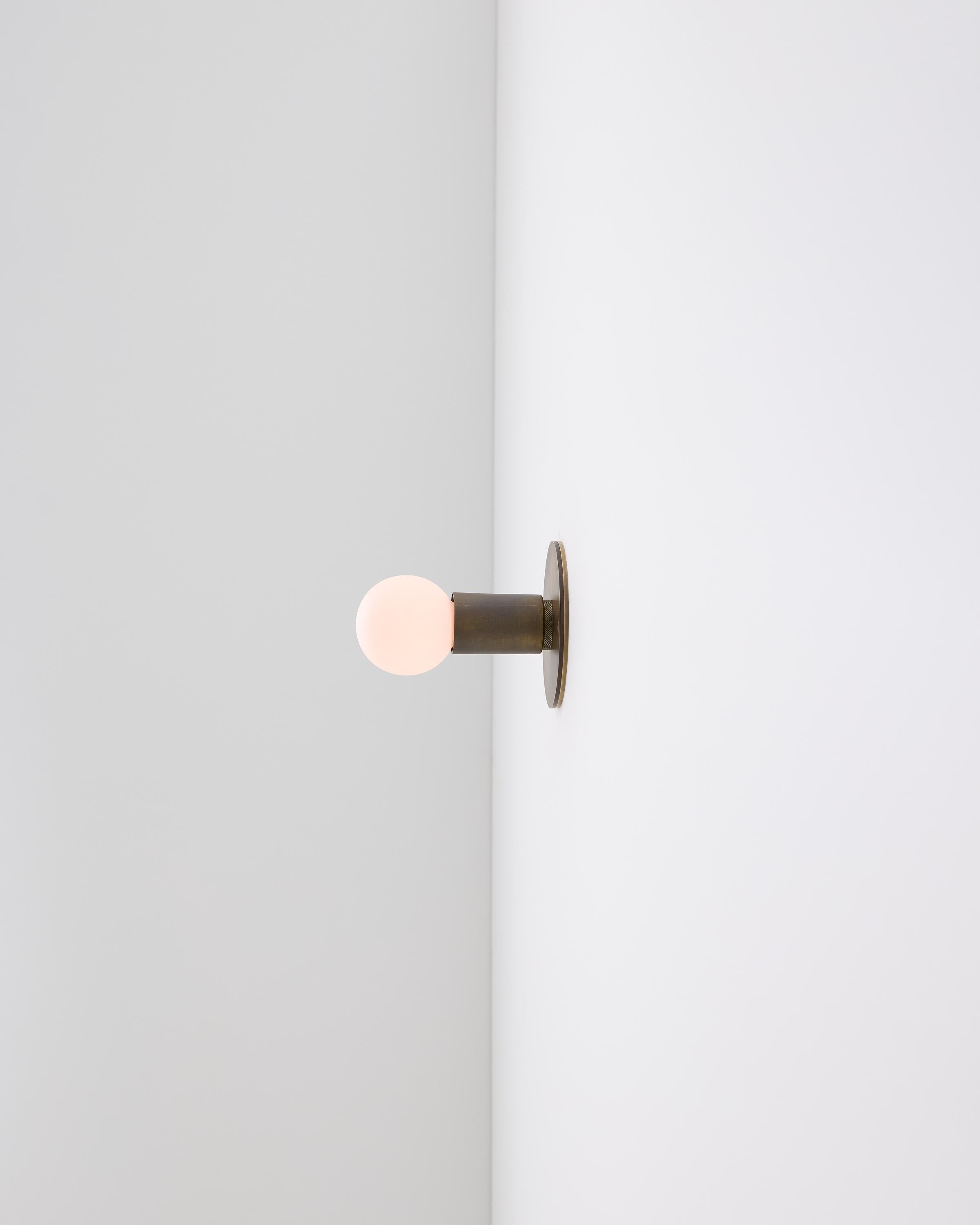 Questo apparecchio è stato progettato per essere utilizzato come applique a parete o come plafoniera a incasso, offrendo così una certa flessibilità nella collocazione all'interno di un progetto. Utilizza una lampadina LED in vetro di qualità