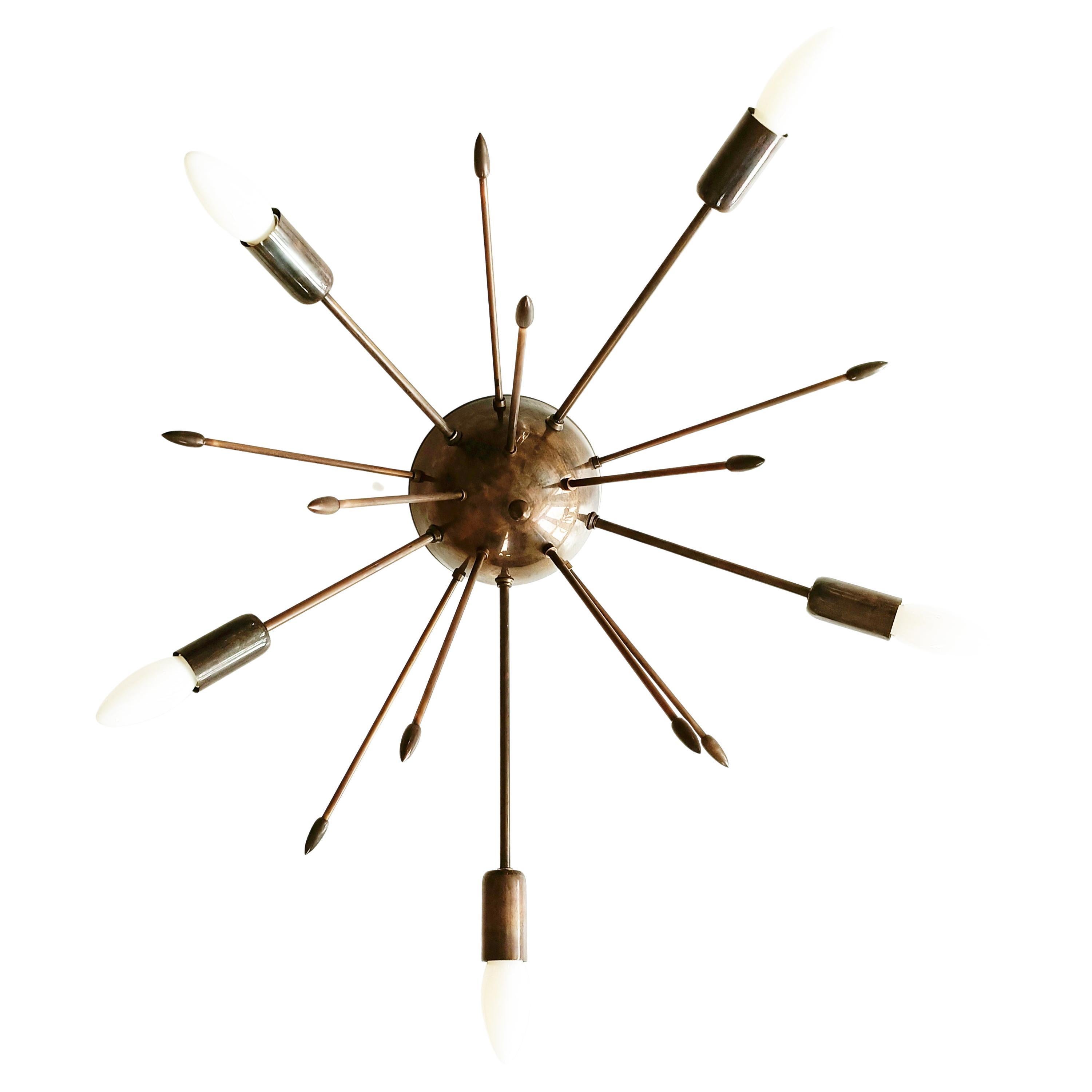 Hergestellt aus Messing. Schöne dunkle Bronze-Patina.

Beleuchtung: 5 x E14.

Kostenloser Versand.

Entworfen und hergestellt von Candas Design, Kunsthandwerker für Beleuchtungsgeräte.

