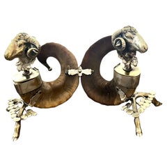 Calamaio in ottone massiccio con teste di ariete alla francese, decorato con elementi in ottone e corna di cervo