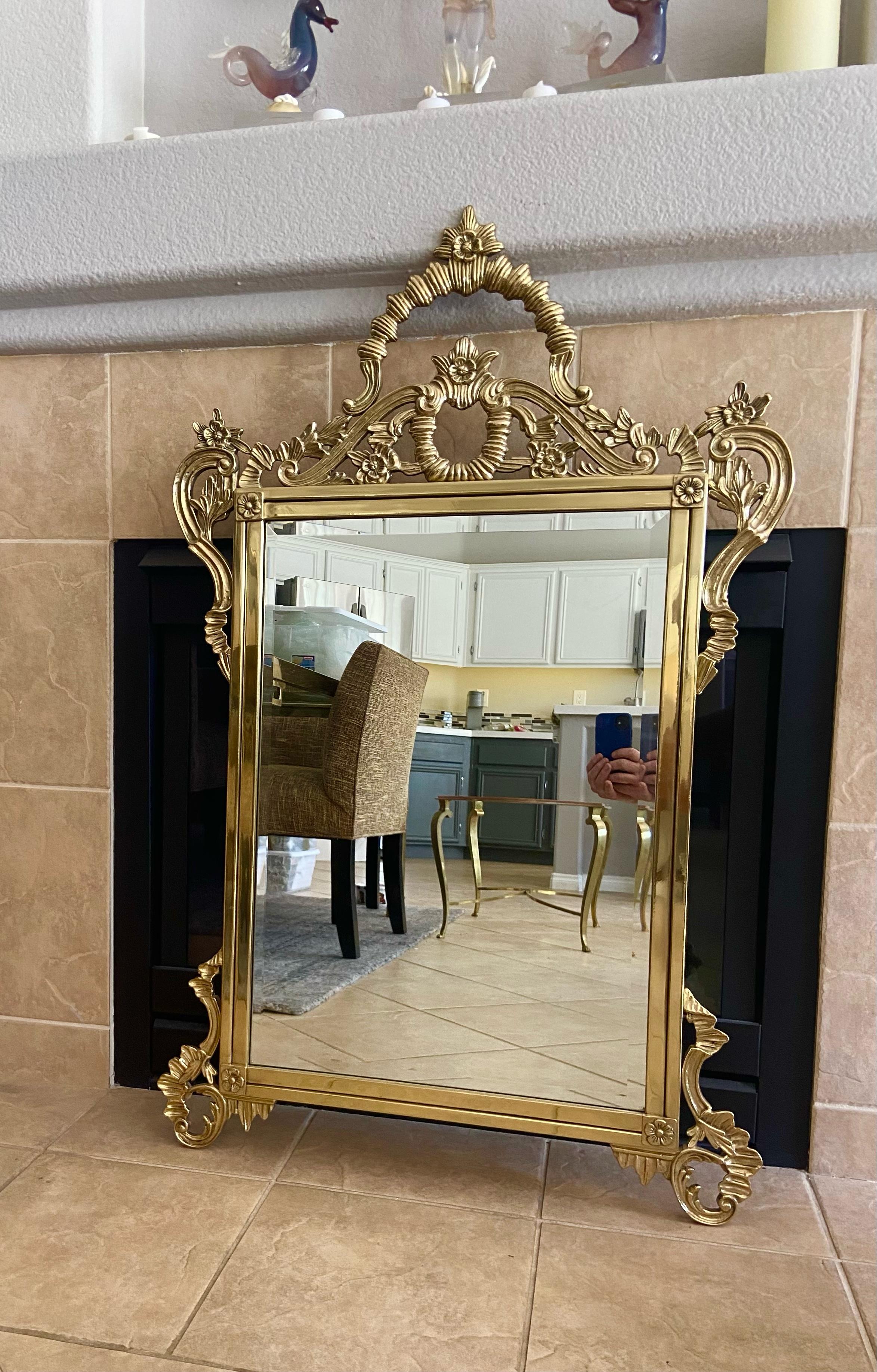 Français Miroir mural rocococo français en laiton massif en vente