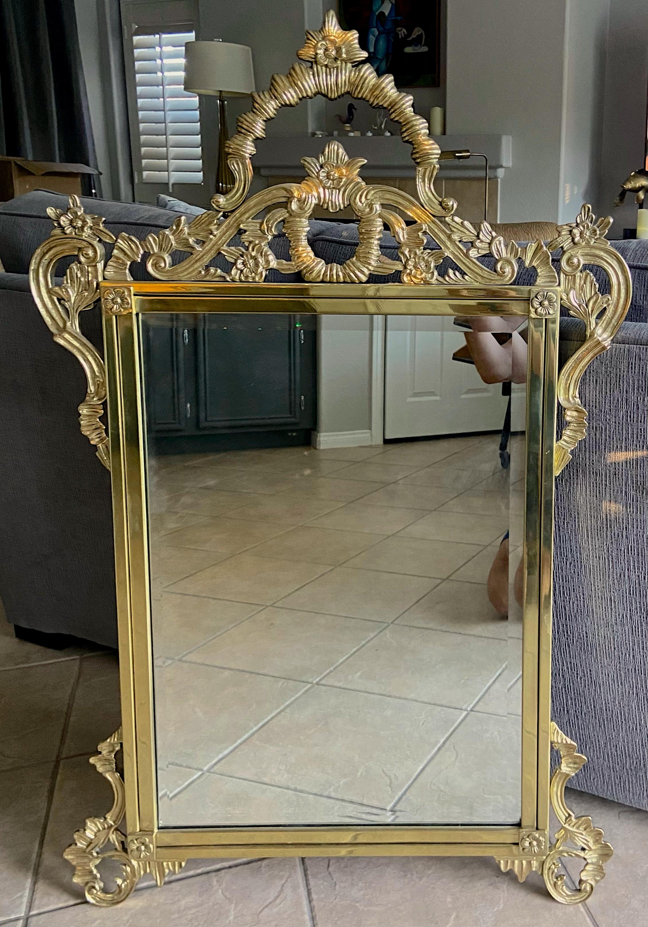 Espejo de pared French Rococo de latón macizo Latón en venta