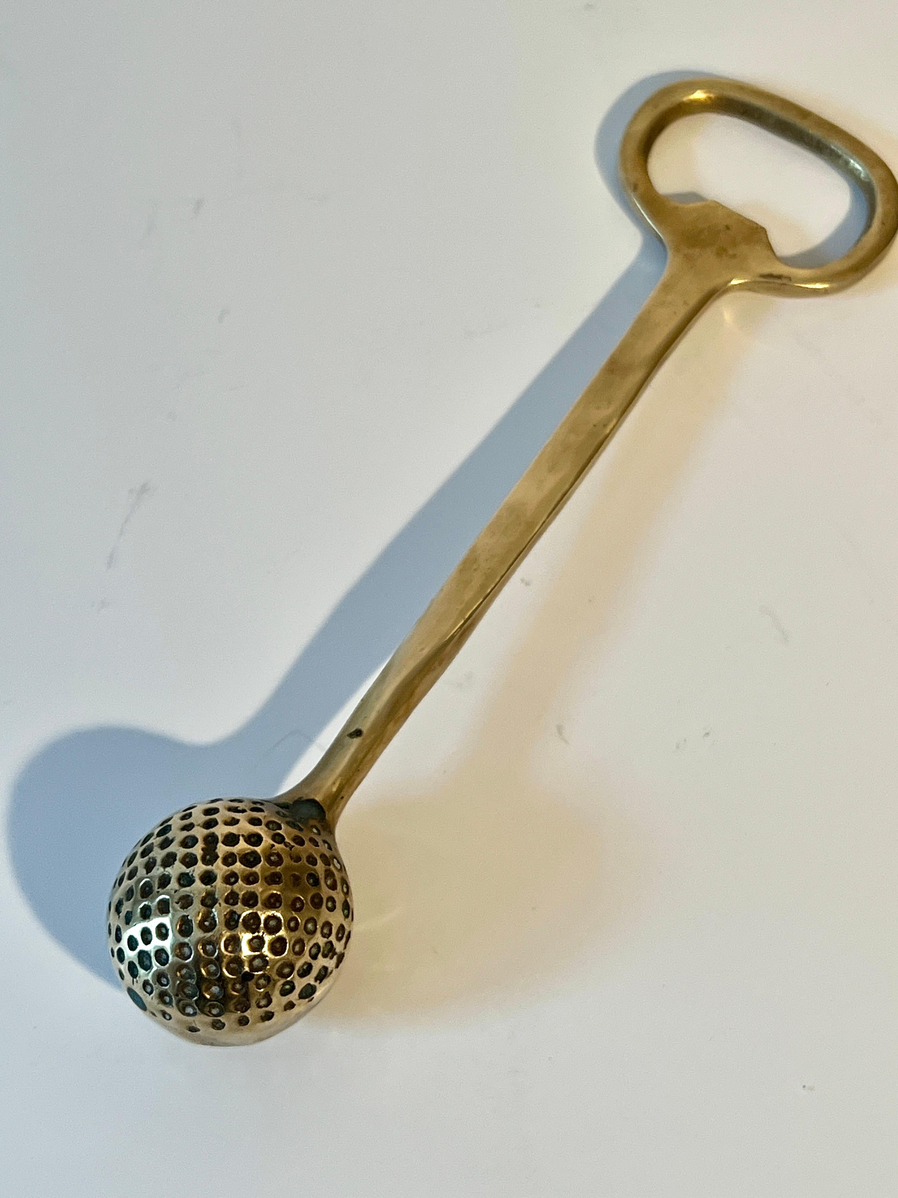 Abridor de botellas para pelotas de golf de latón macizo siglo XX en venta