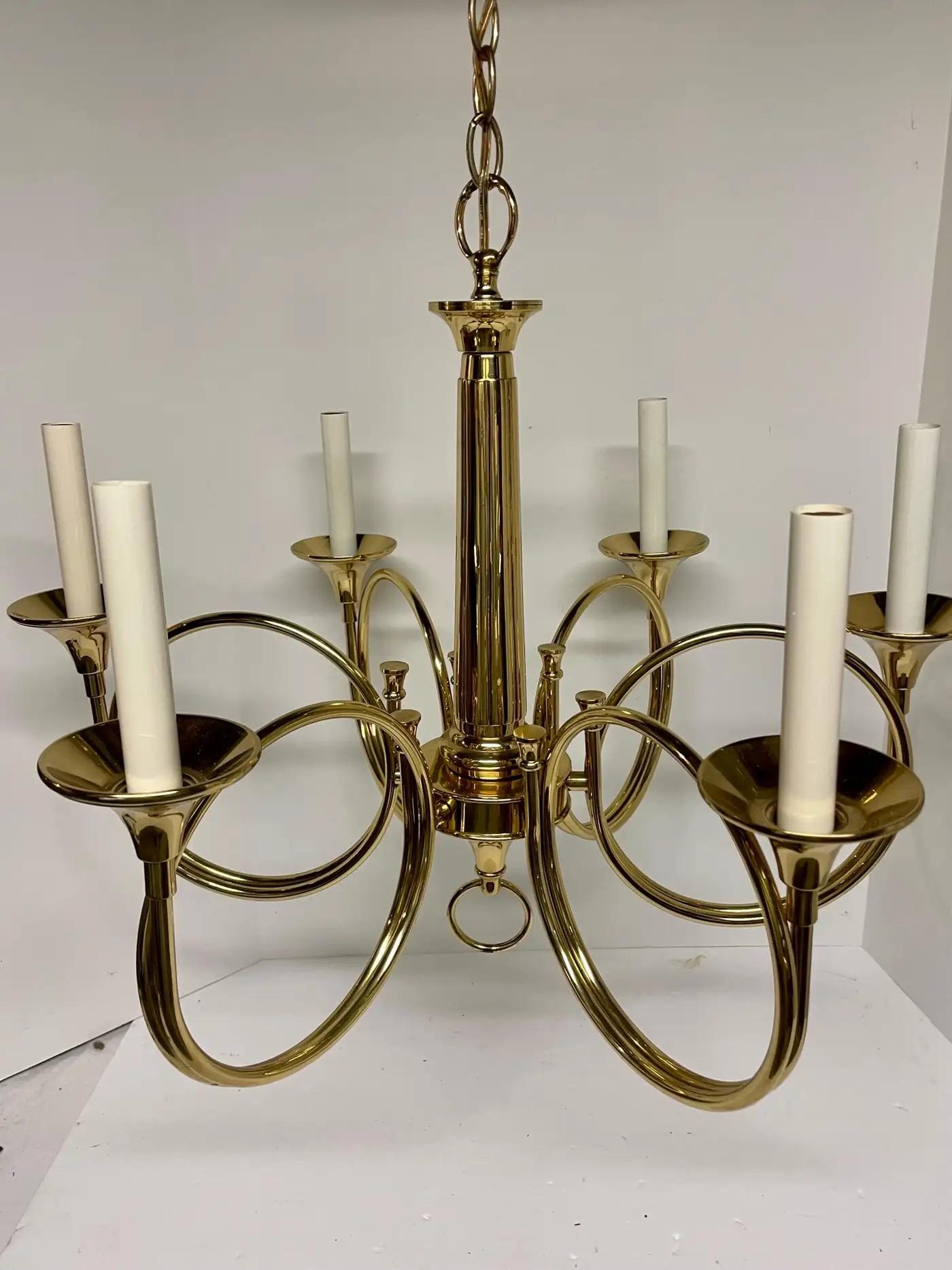 Lampadario a sei bracci in ottone massiccio con corno da caccia in vendita 3