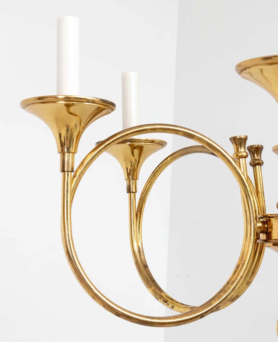Lampadario in ottone massiccio Hollywood Regency a forma di corno di caccia con colonna centrale a sei bracci. Include il baldacchino originale in ottone. Ricablata e pronta all'uso con nuove coperture per candele color crema. Misura 24