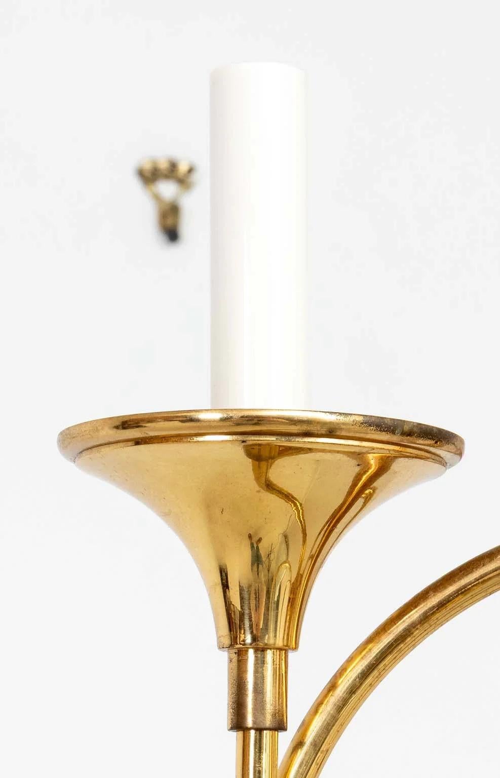 Hollywood Regency Lampadario a sei bracci in ottone massiccio con corno da caccia in vendita