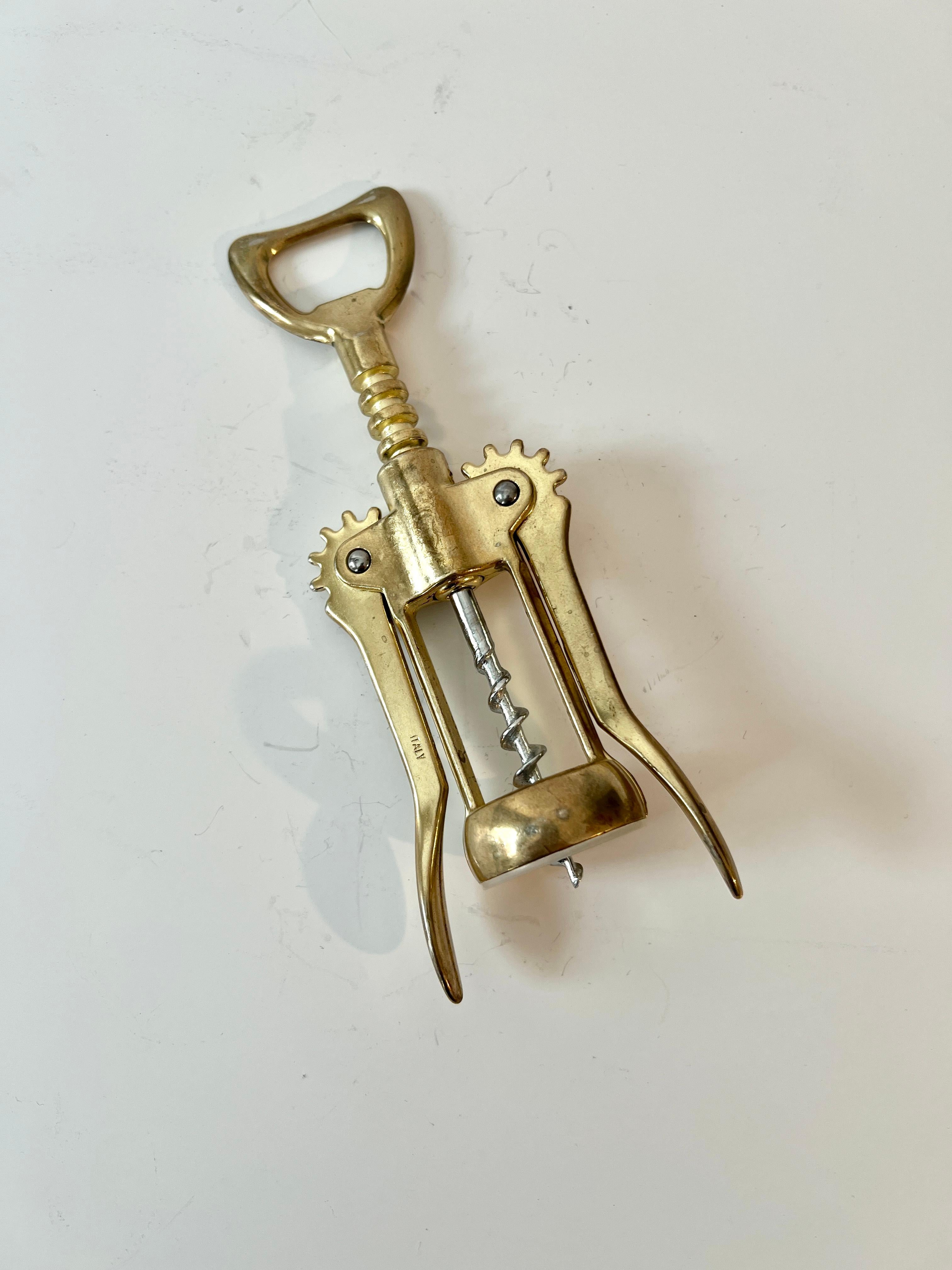 Un classico apribottiglie per le bottiglie di vino e di birra: questo pezzo è un solido reggiseno prodotto in Italia.  Un'aggiunta deliziosa a qualsiasi bar.

Un omaggio anche alla cucina o al minibar.

Abbiamo riscontrato che lo strumento di