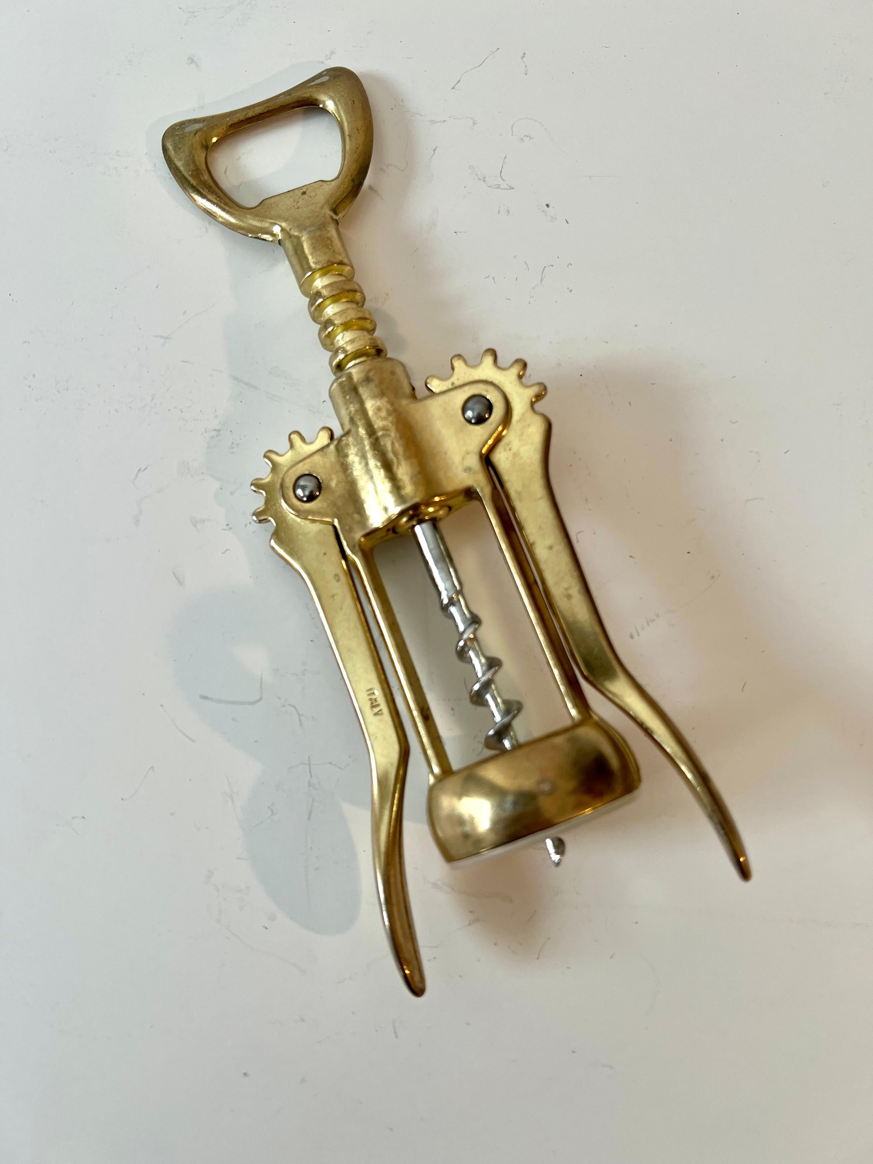 Moderno Apribottiglie italiano in ottone massiccio. in vendita