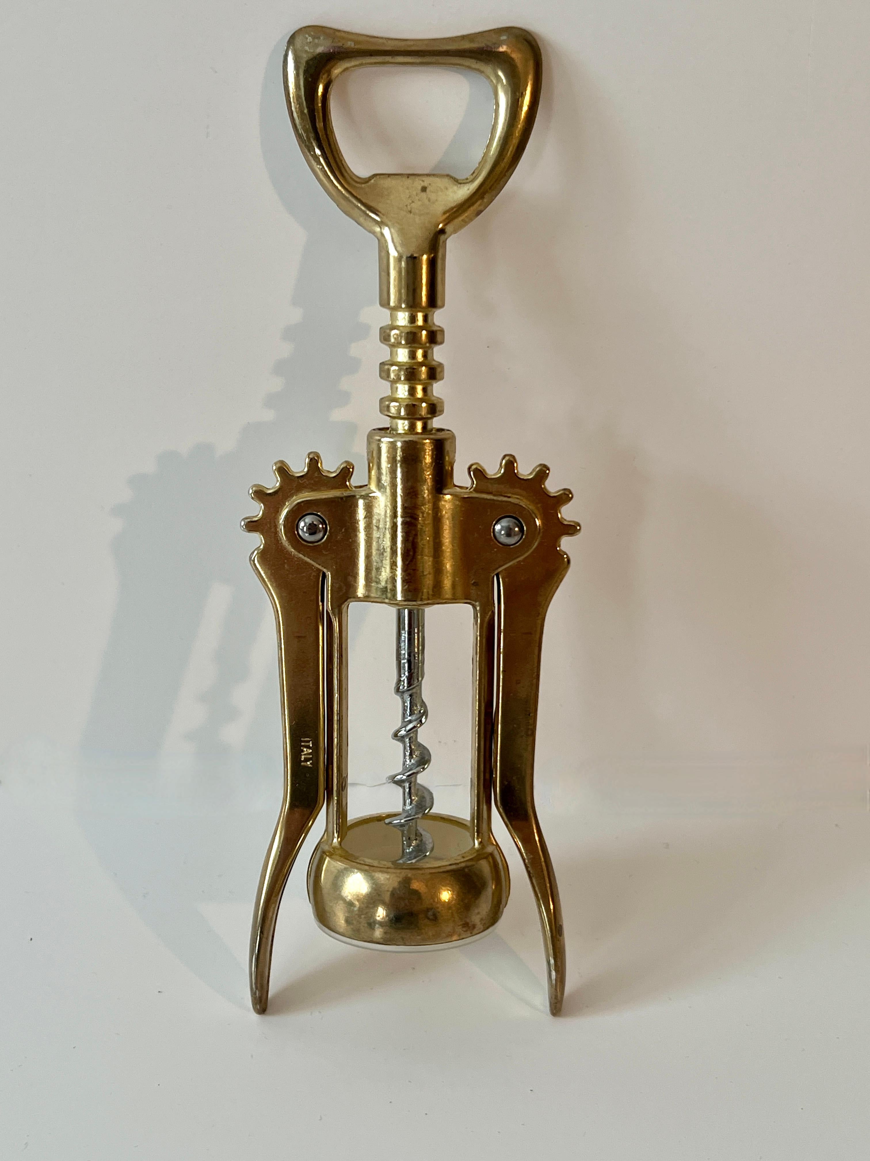 XX secolo Apribottiglie italiano in ottone massiccio. in vendita