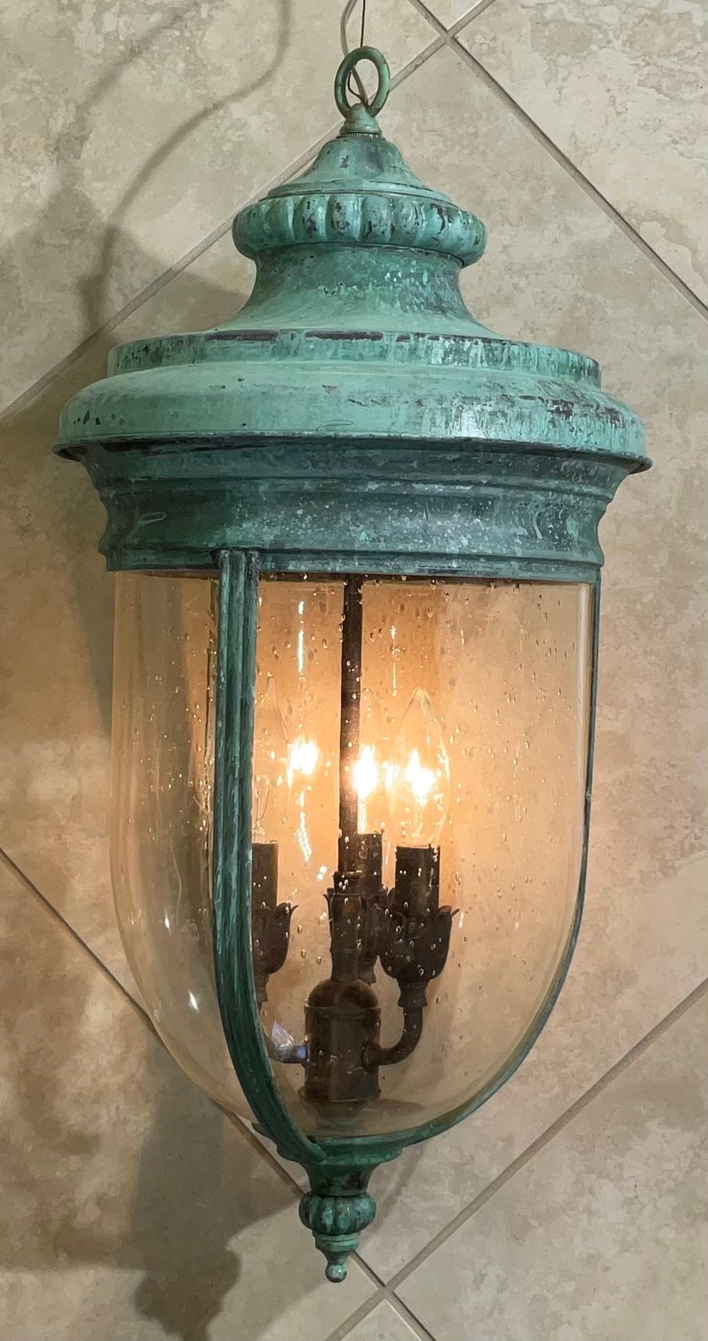 Wunderschöne Hängeleuchte aus Messing des 20. Jahrhunderts mit mundgeblasenem, rundem, gesammeltem Glas, drei 40-Watt-Lampen, tolle grüne Oxidationspatina.
 